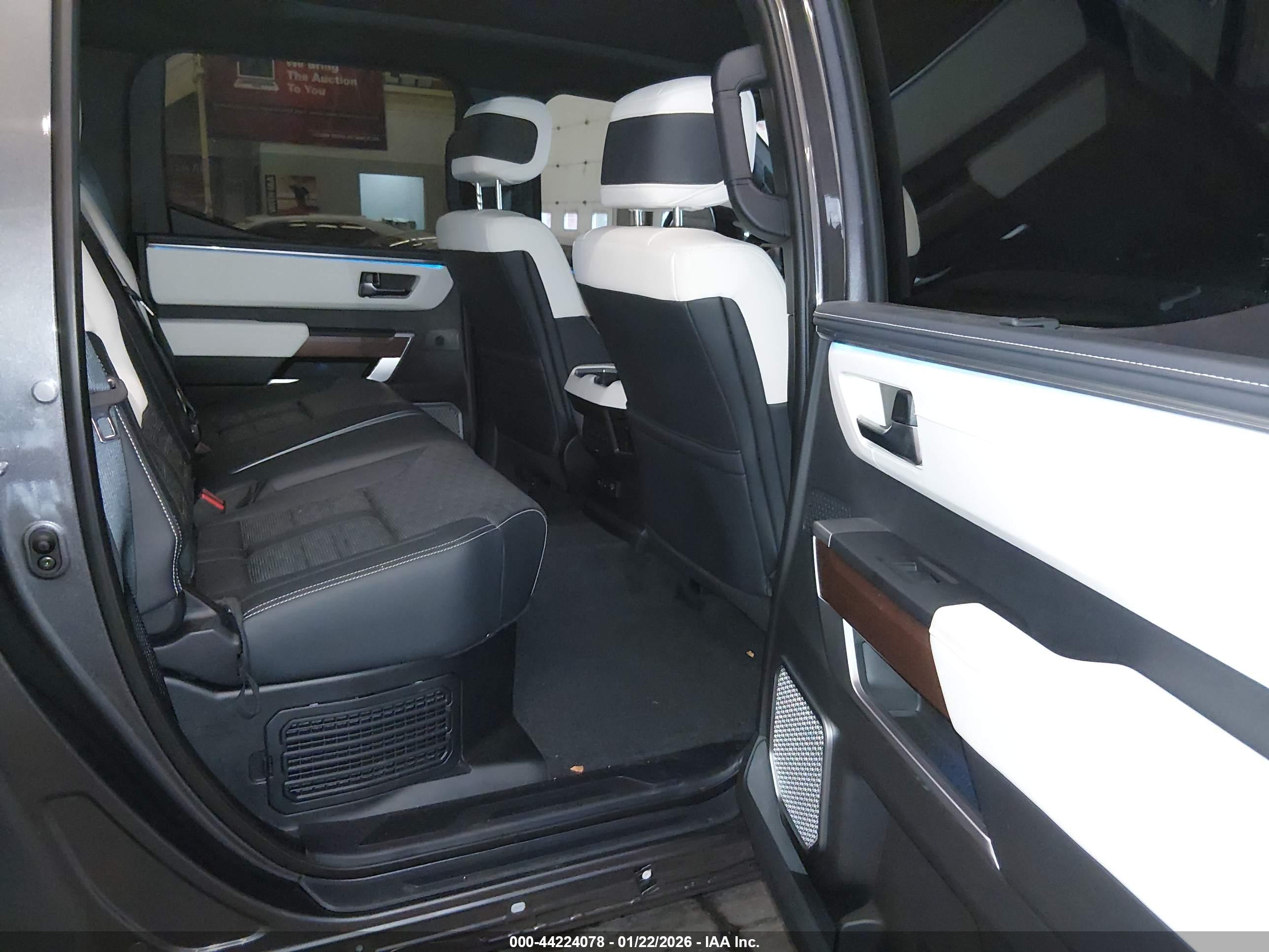 TOYOTA TUNDRA image 8