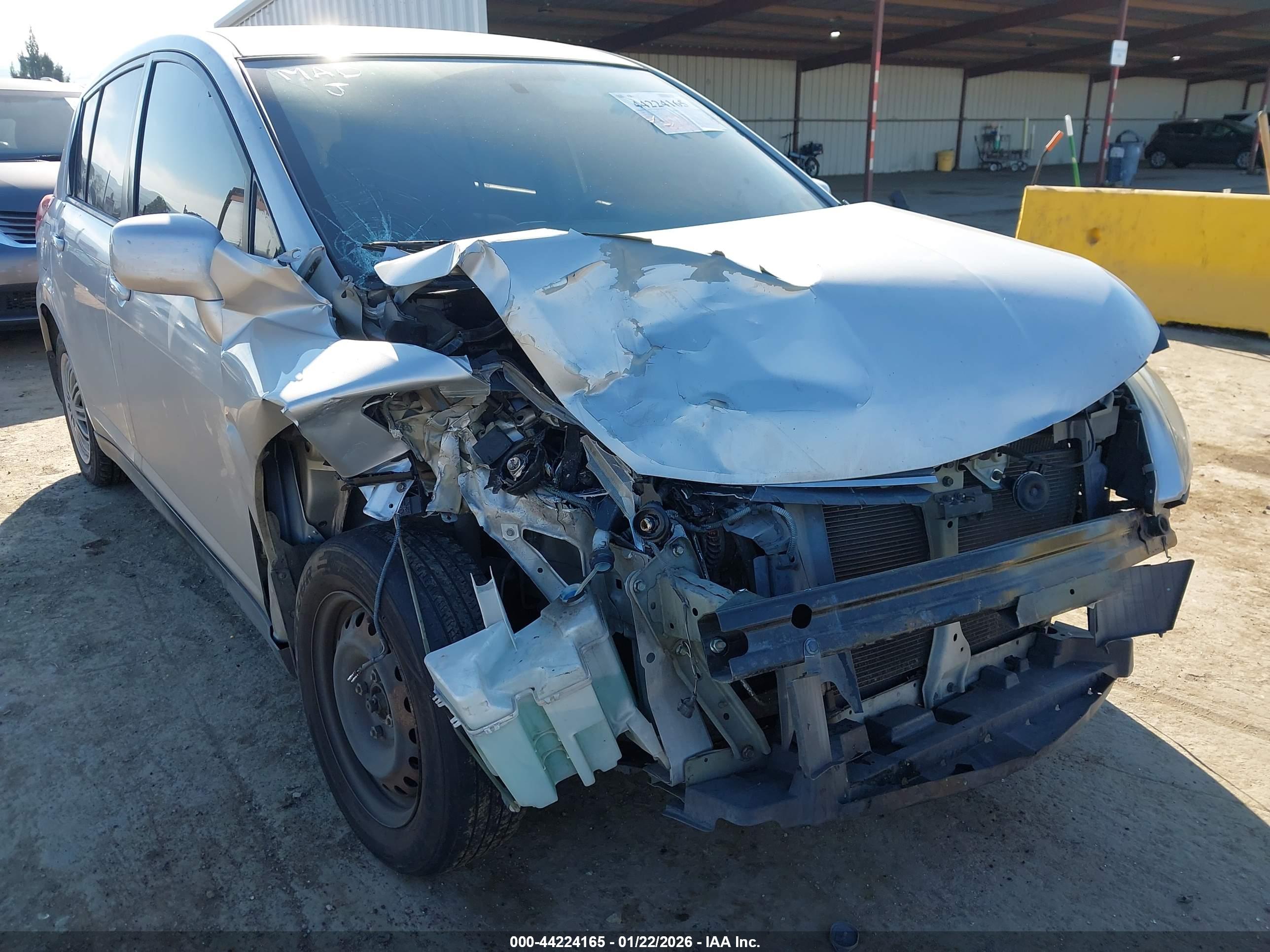 NISSAN VERSA image 6