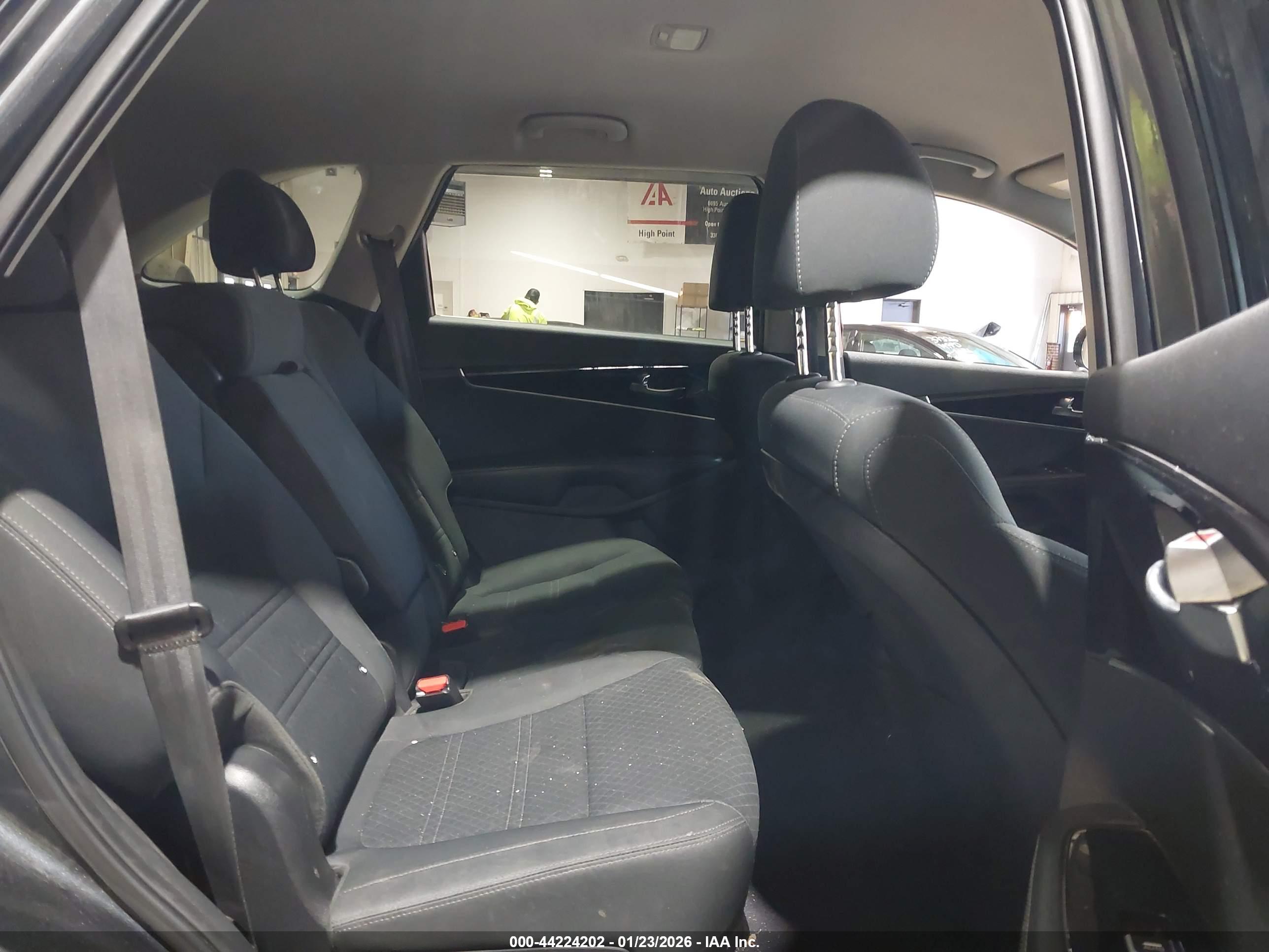 KIA SORENTO image 8