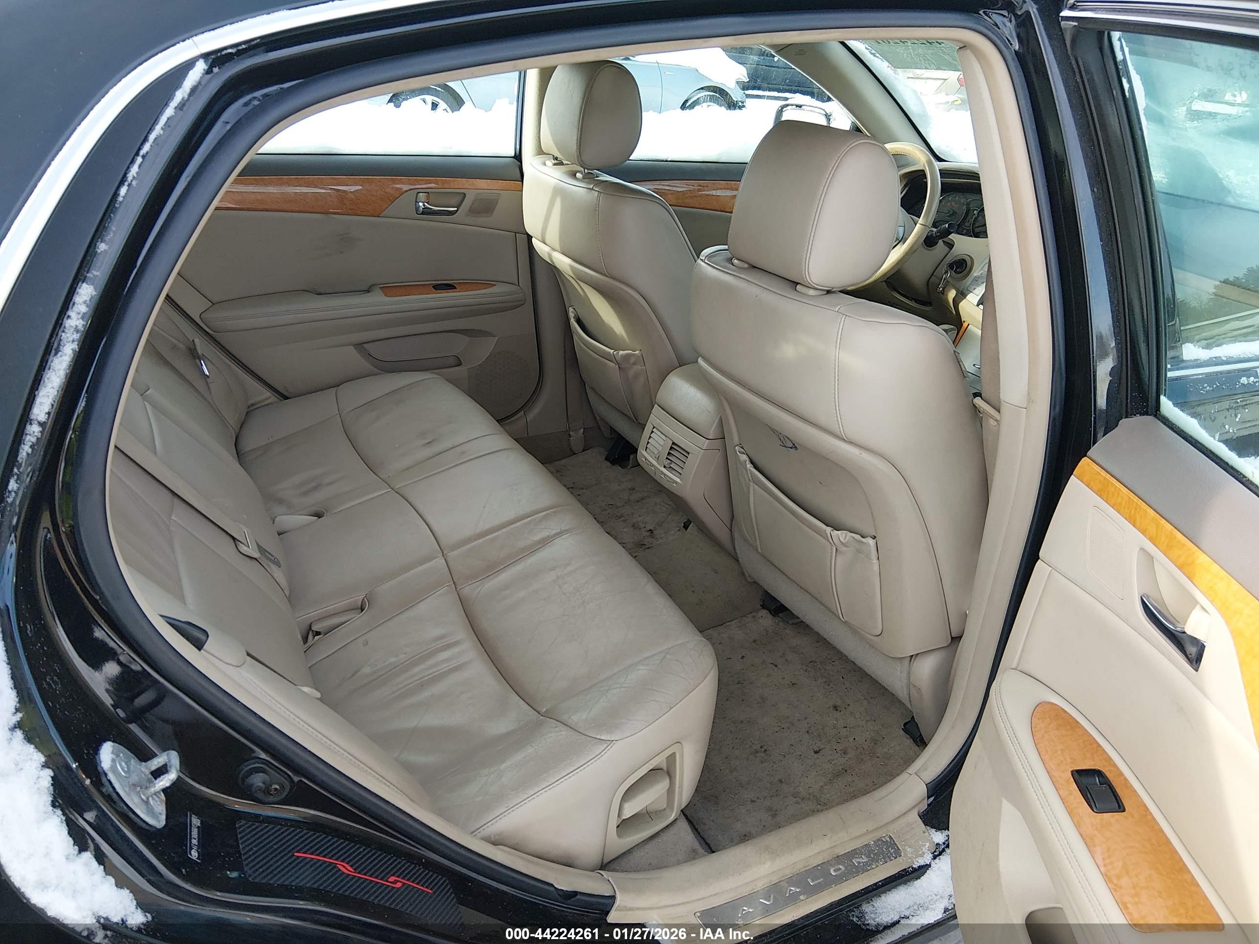 TOYOTA AVALON image 8