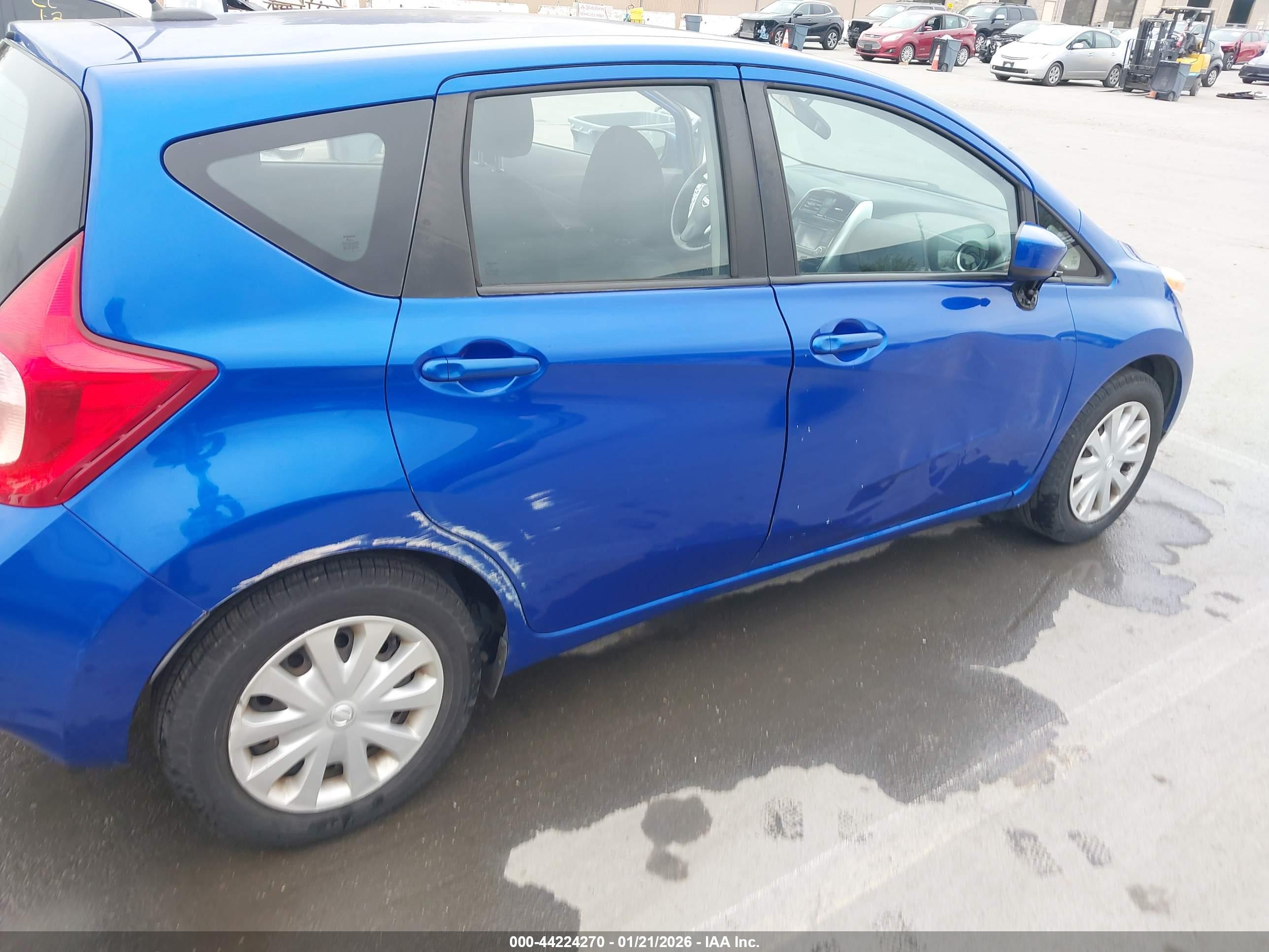 NISSAN VERSA image 6