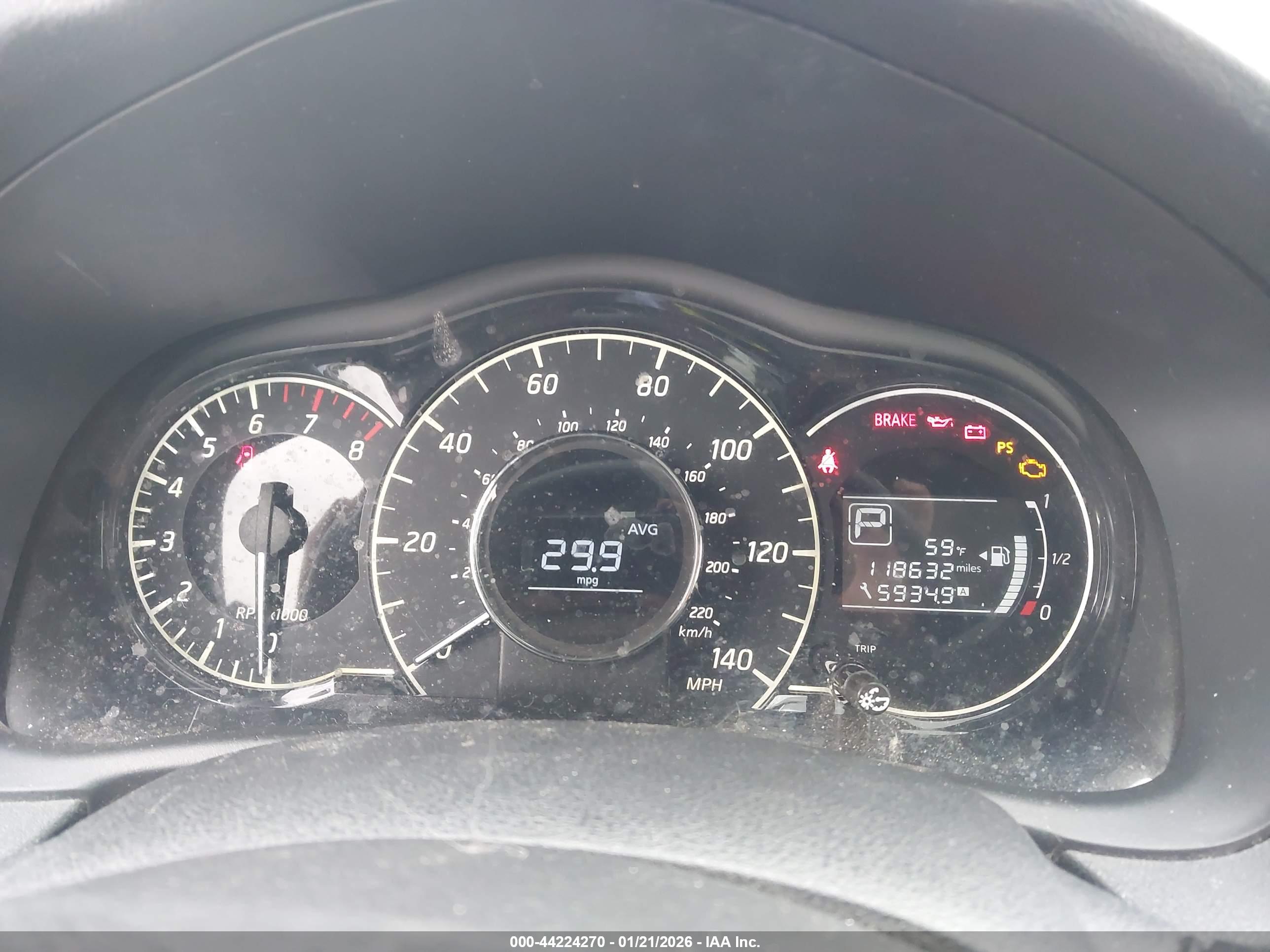 NISSAN VERSA image 7