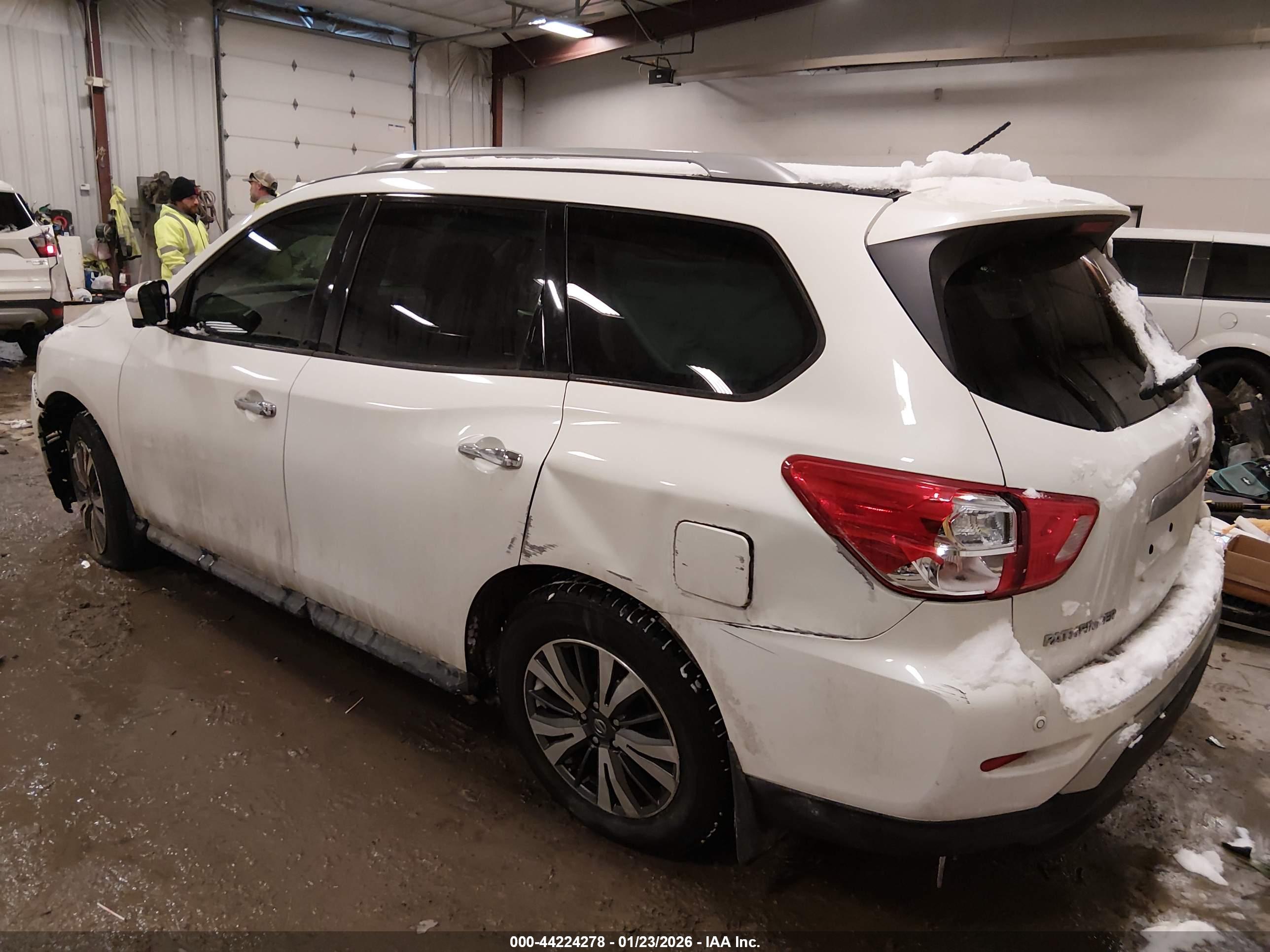 NISSAN PATHFINDER image 3