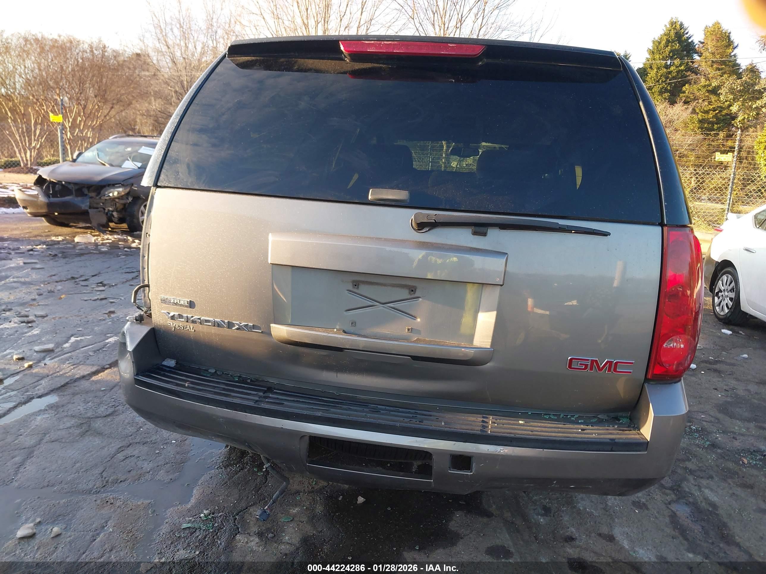 GMC YUKON image 6