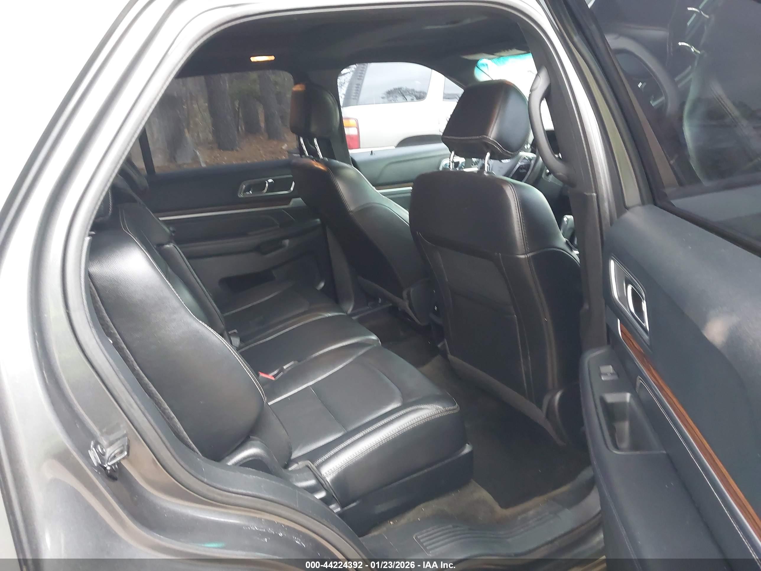 FORD EXPLORER image 8