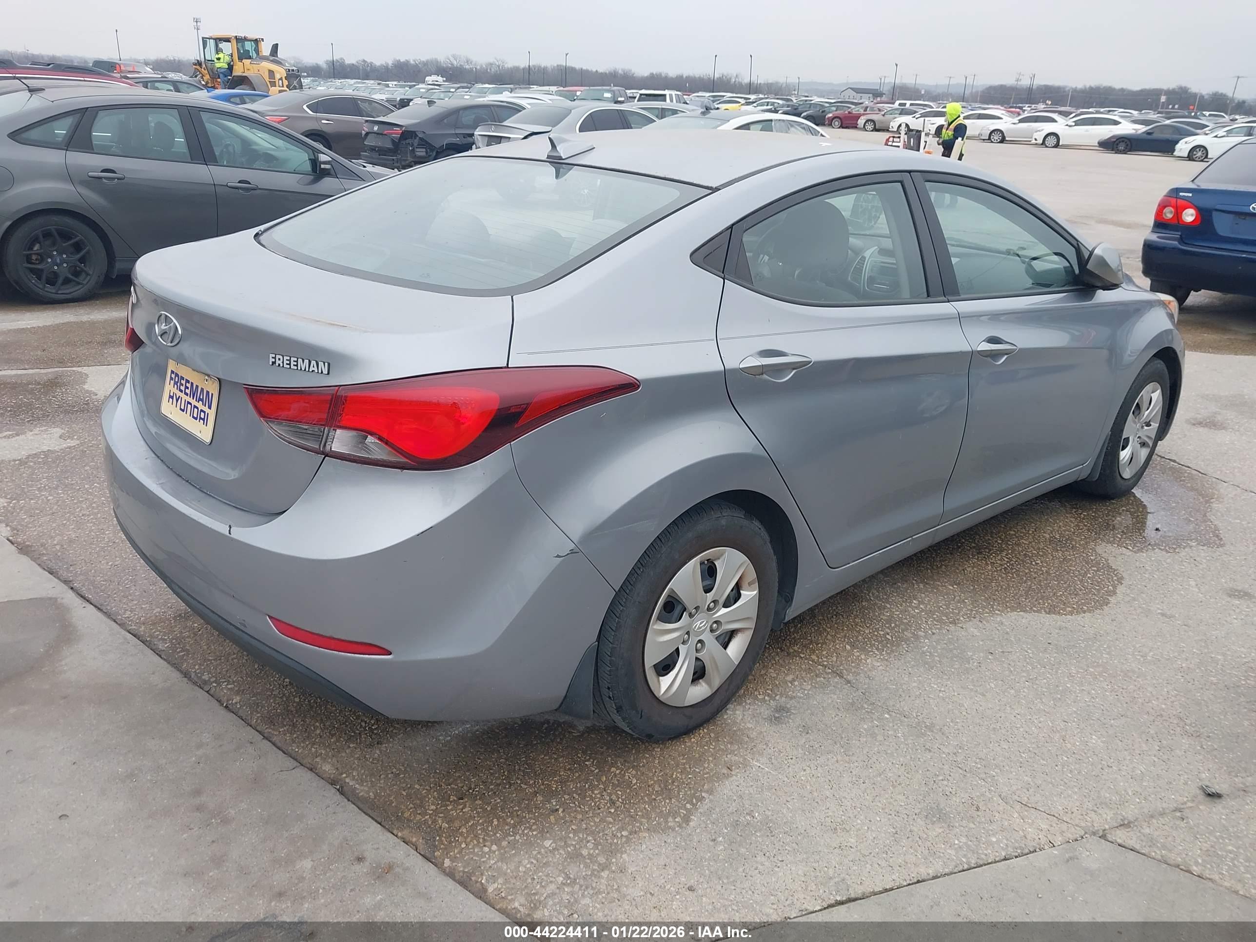 HYUNDAI ELANTRA image 4