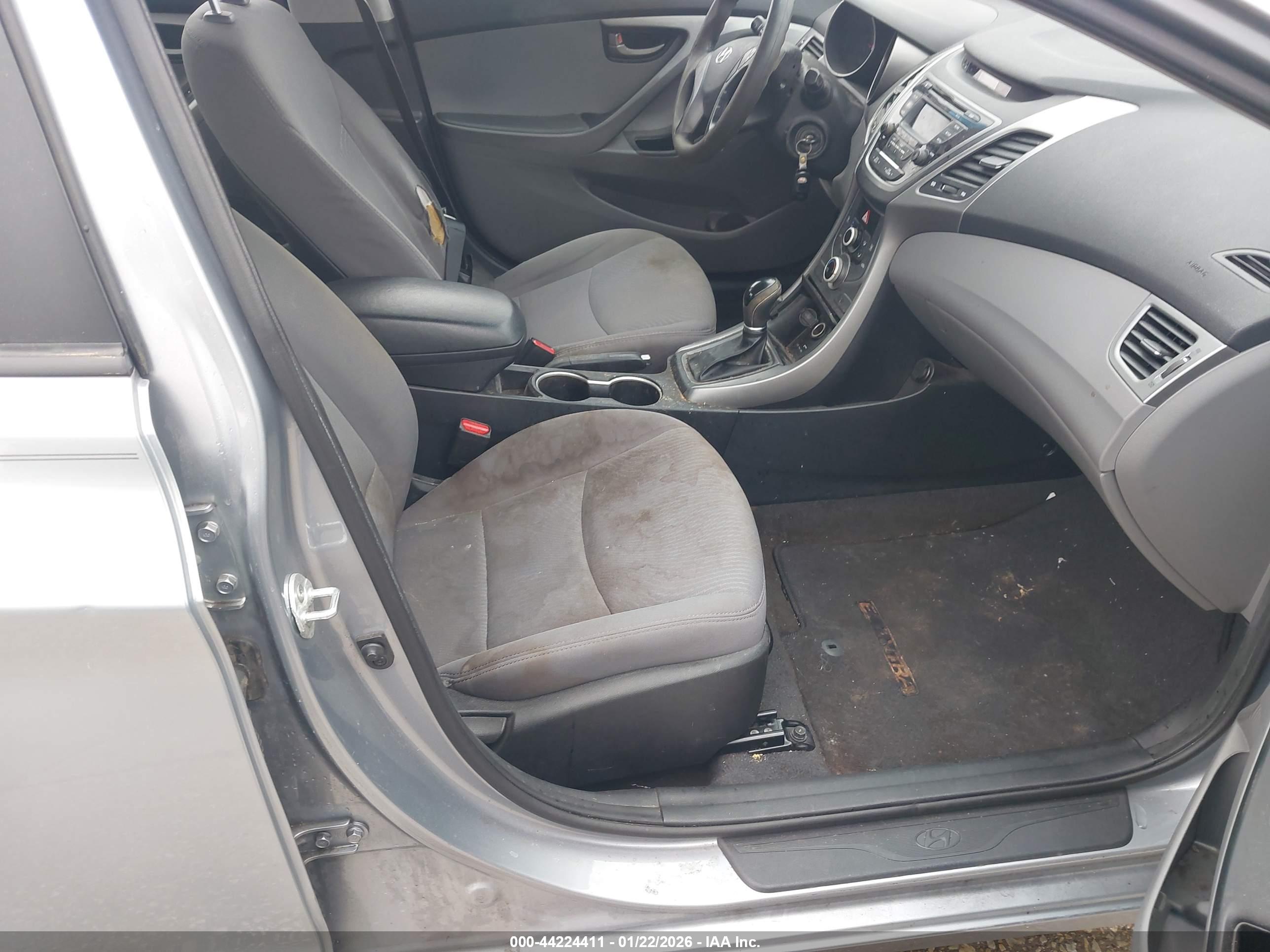 HYUNDAI ELANTRA image 5
