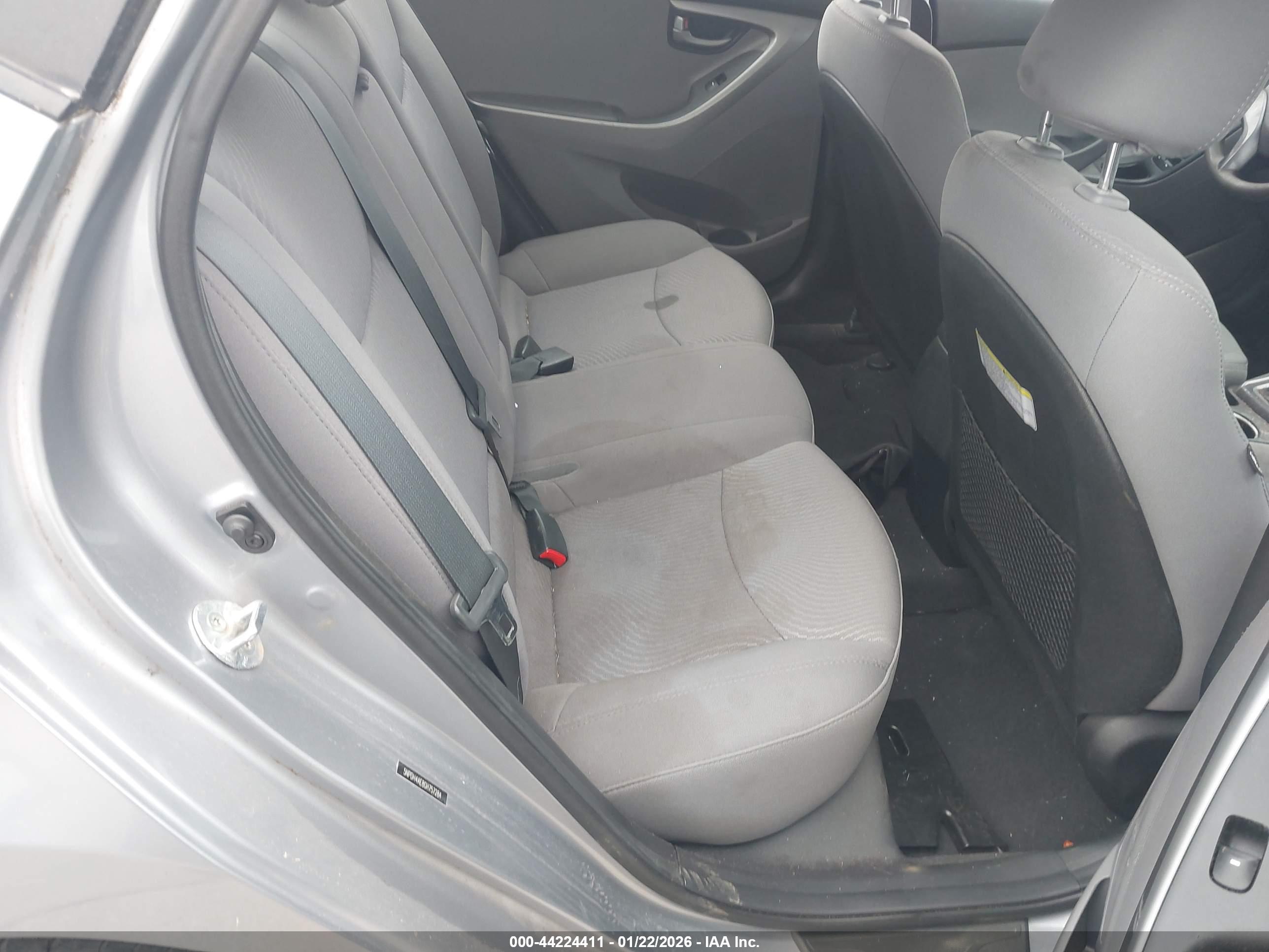 HYUNDAI ELANTRA image 8