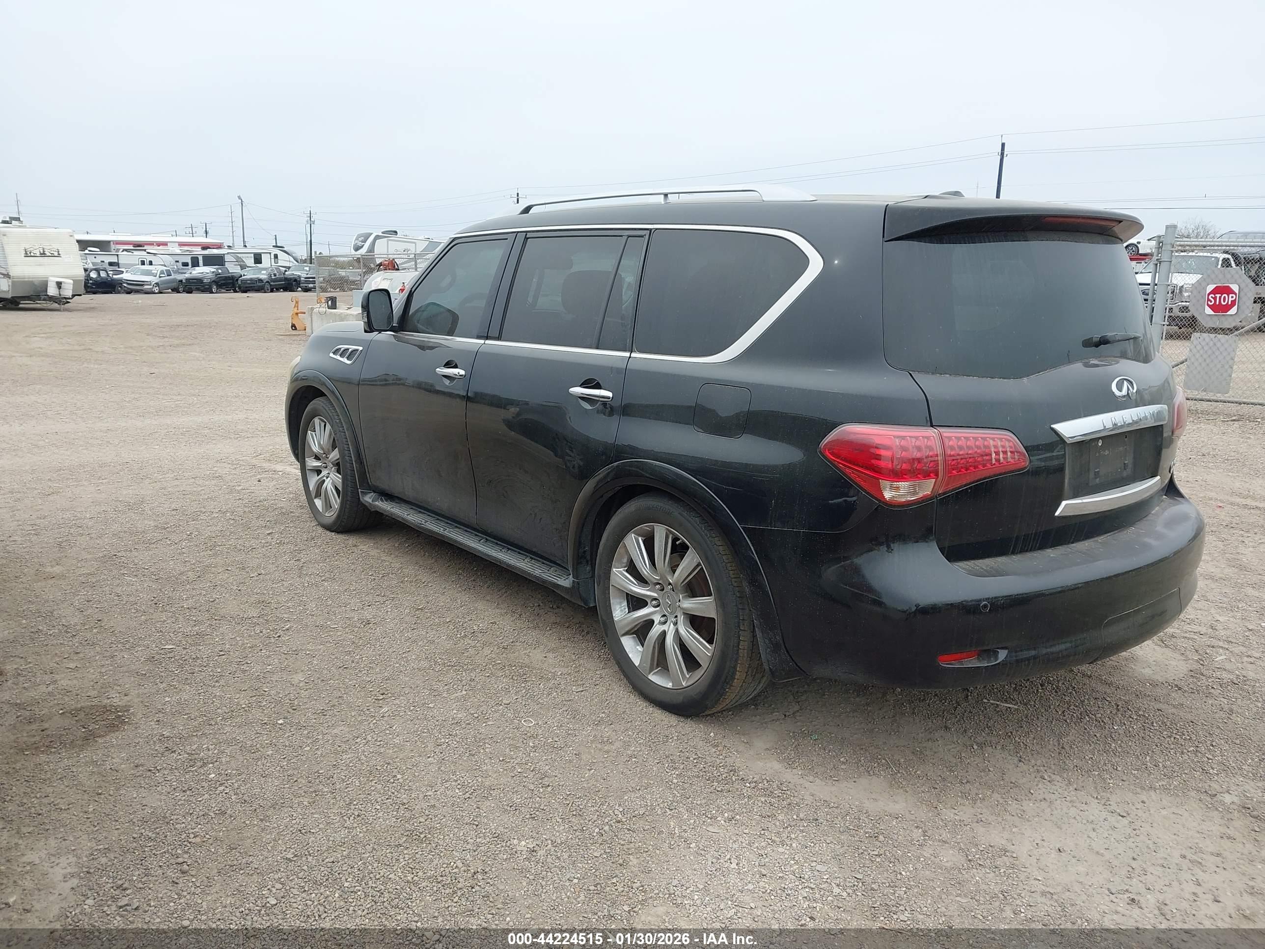 INFINITI QX56 image 3