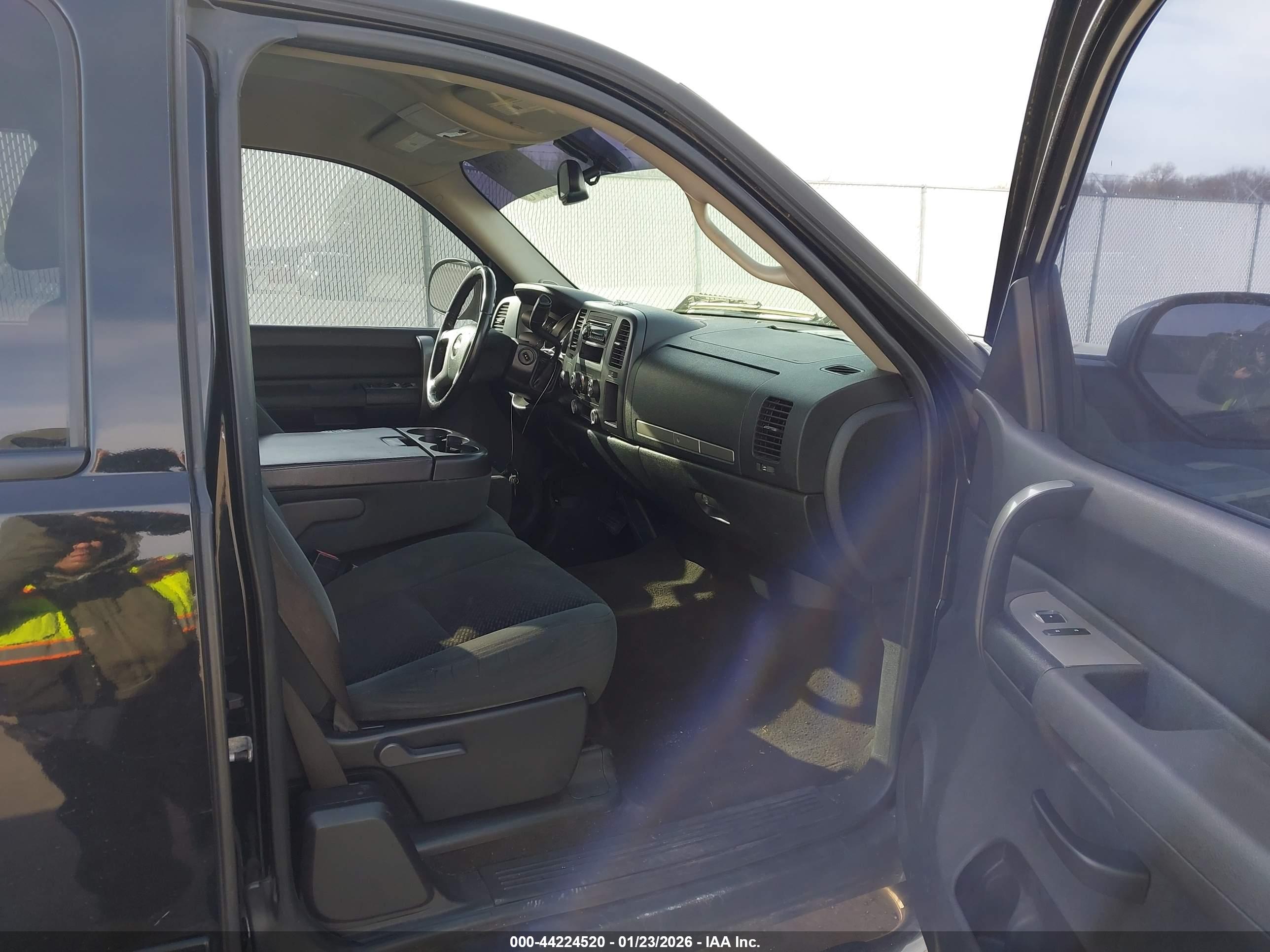 CHEVROLET SILVERADO image 5