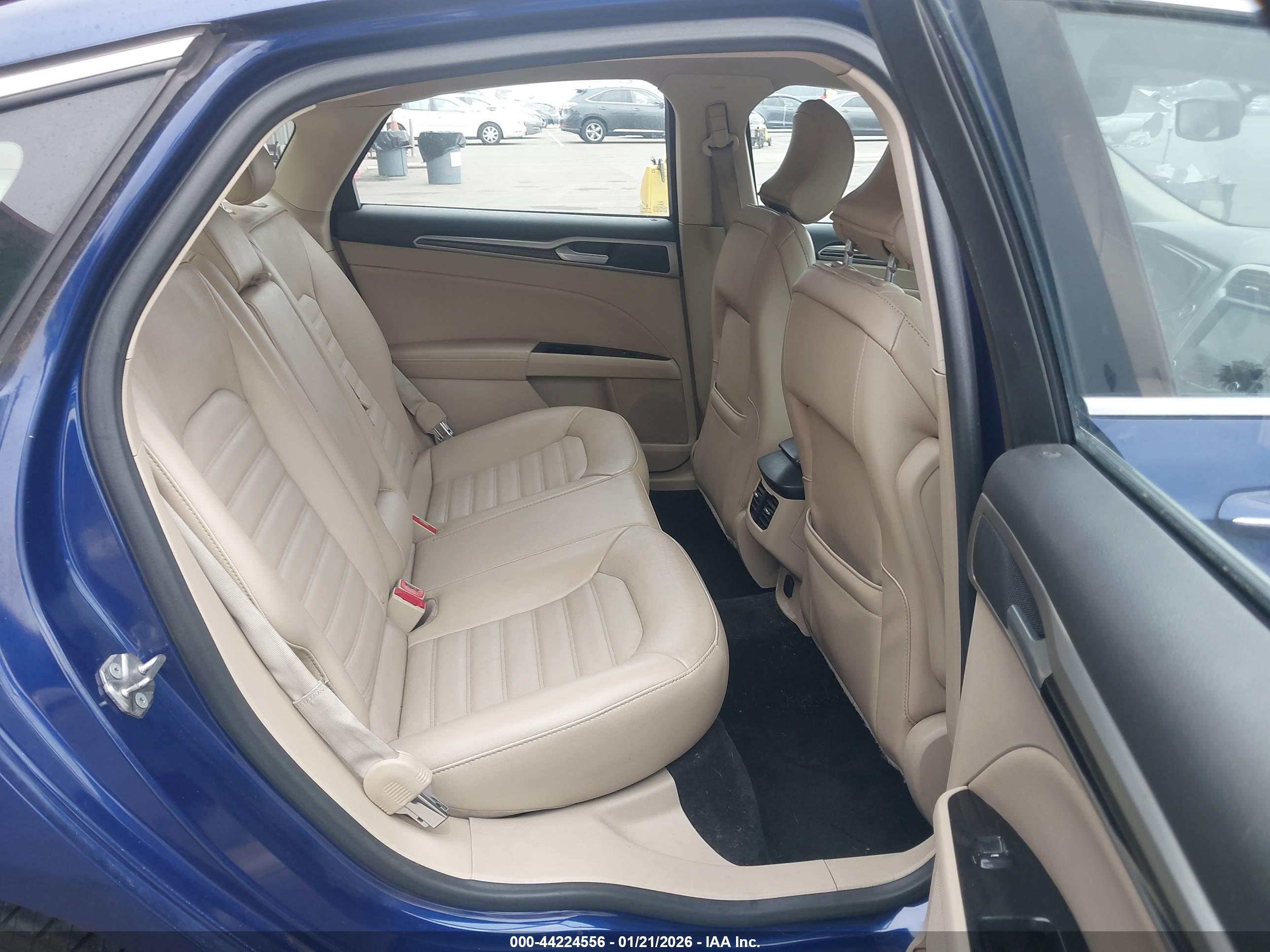 FORD FUSION image 8