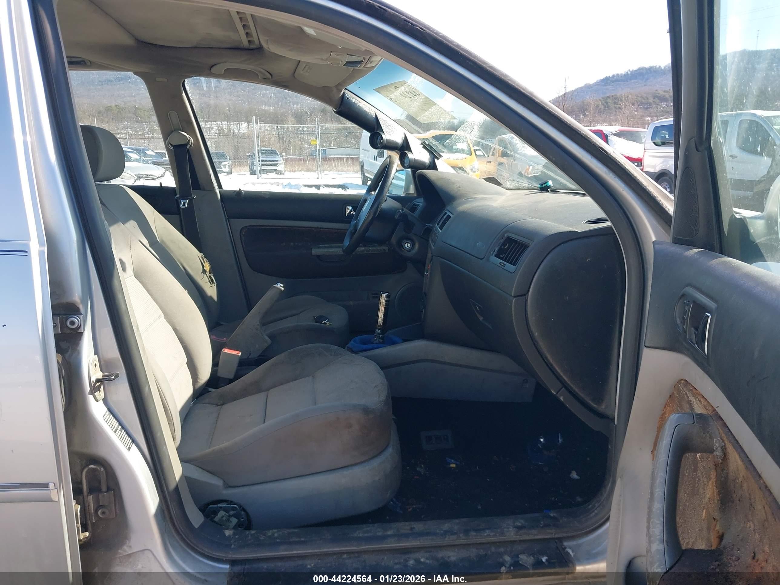 VOLKSWAGEN JETTA image 5