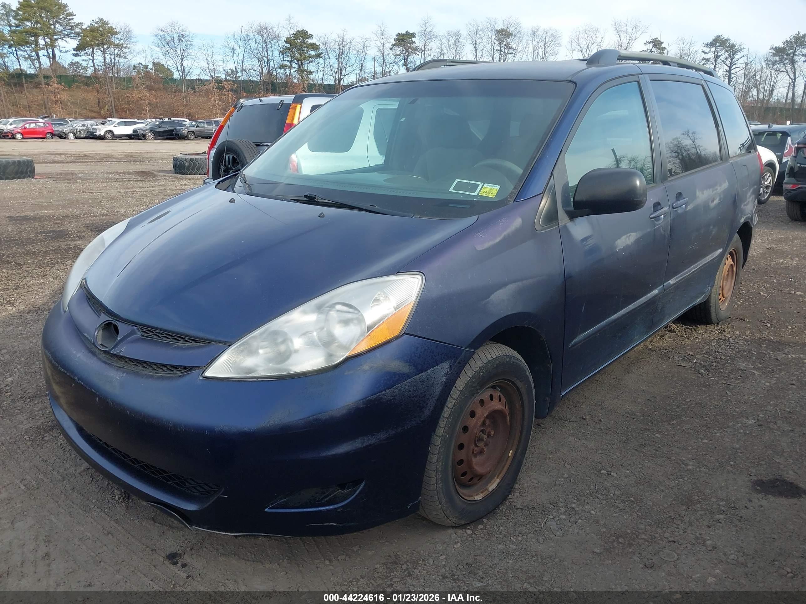 TOYOTA SIENNA image 2