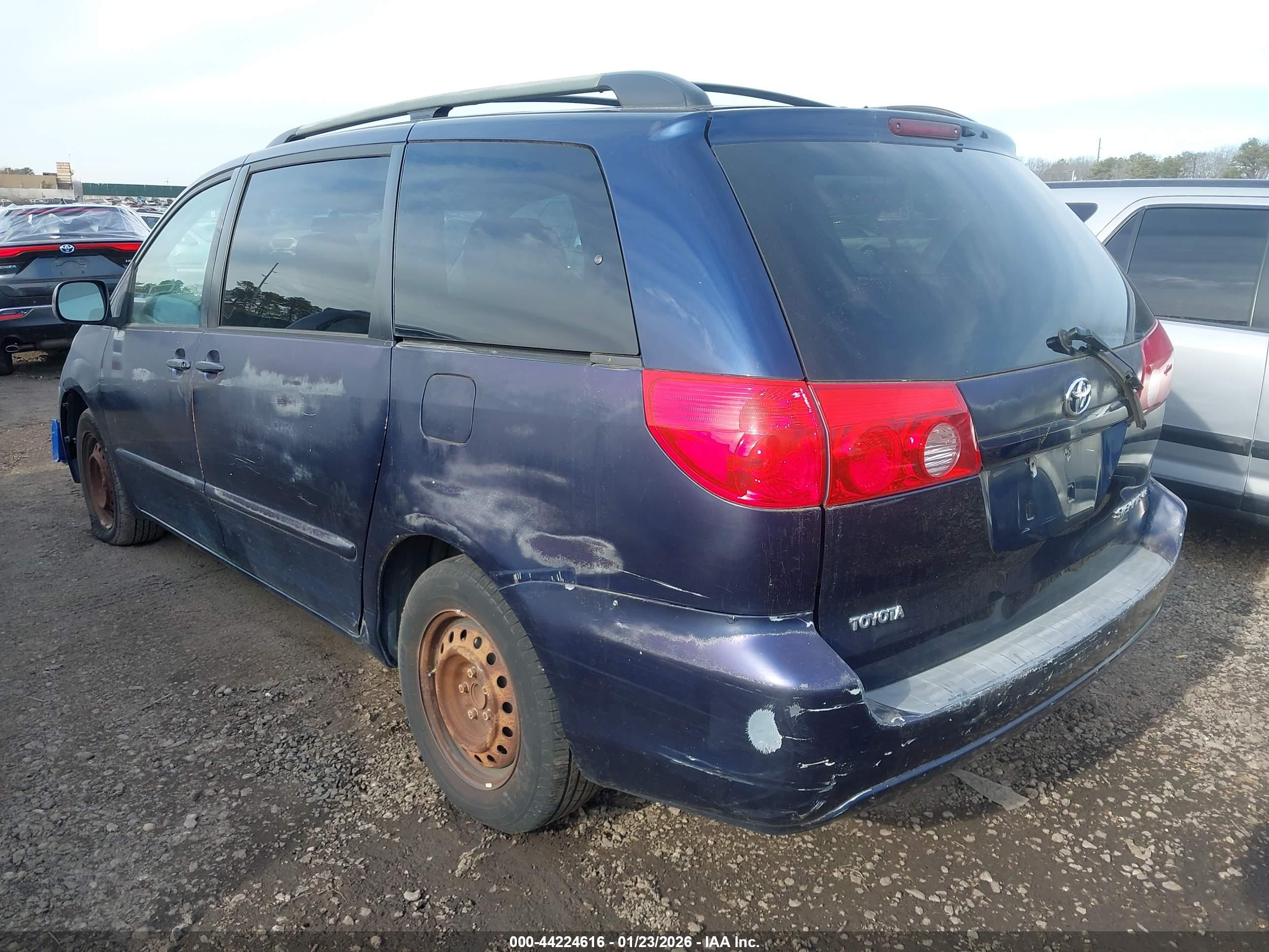 TOYOTA SIENNA image 3