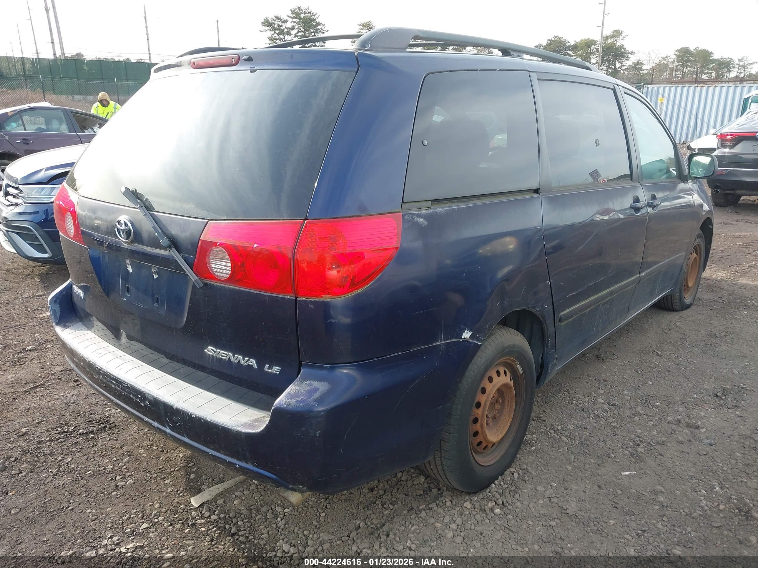 TOYOTA SIENNA image 4