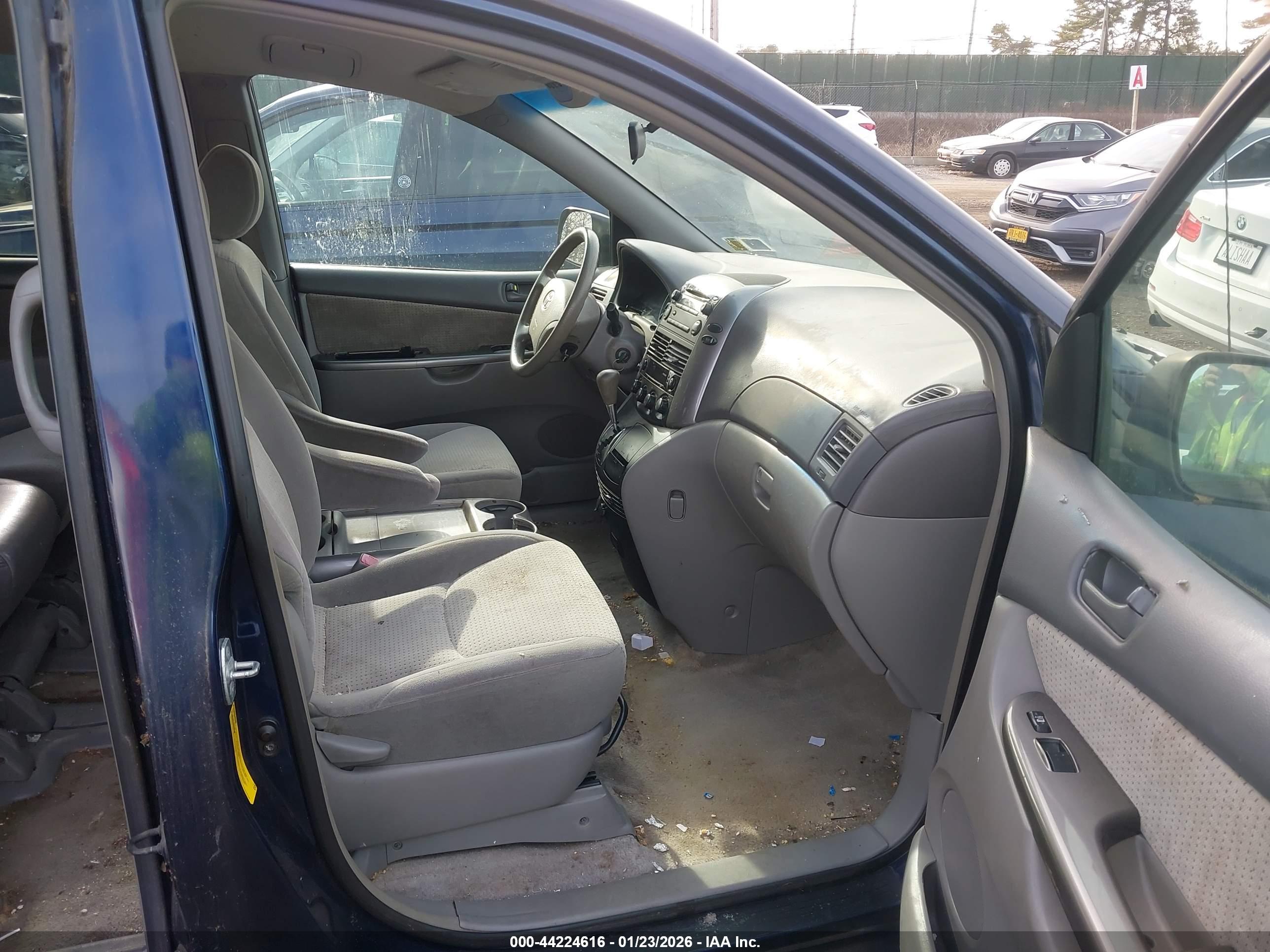 TOYOTA SIENNA image 5