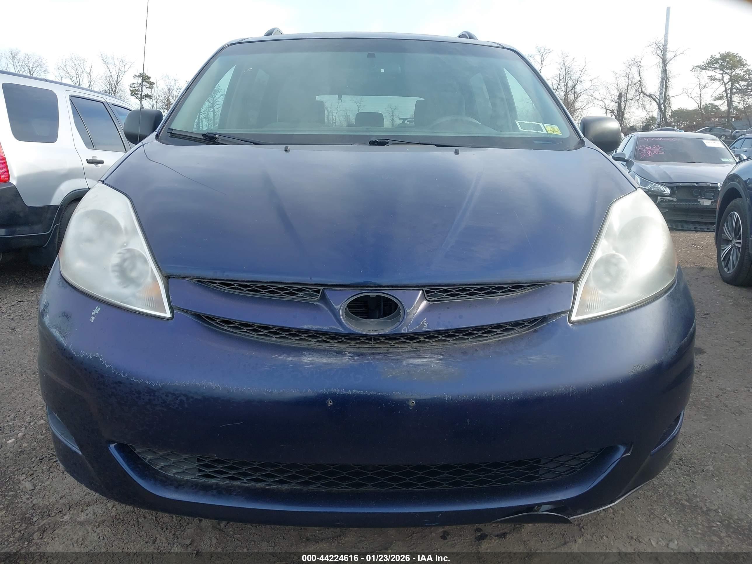 TOYOTA SIENNA image 6