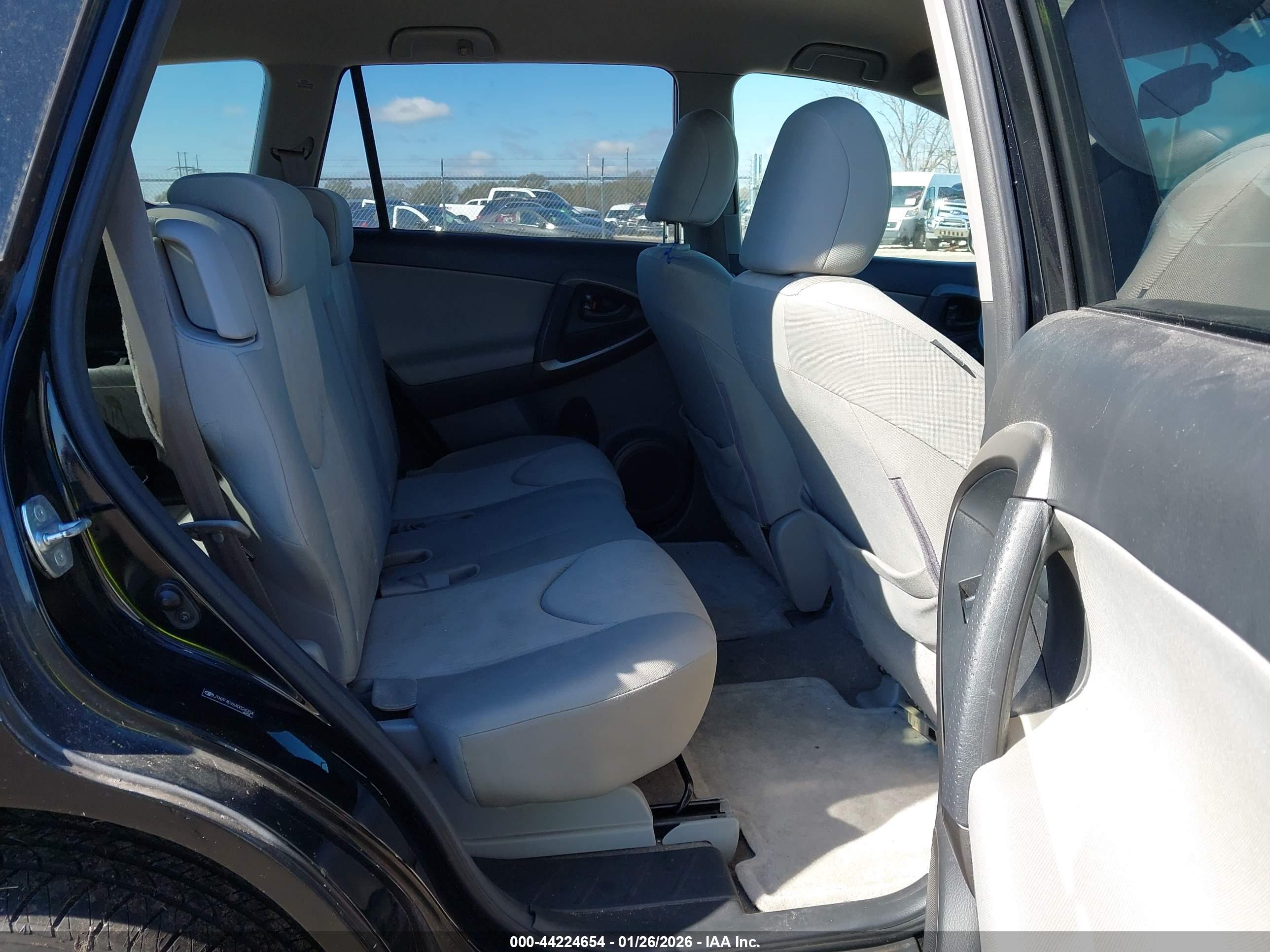 TOYOTA RAV4 image 8