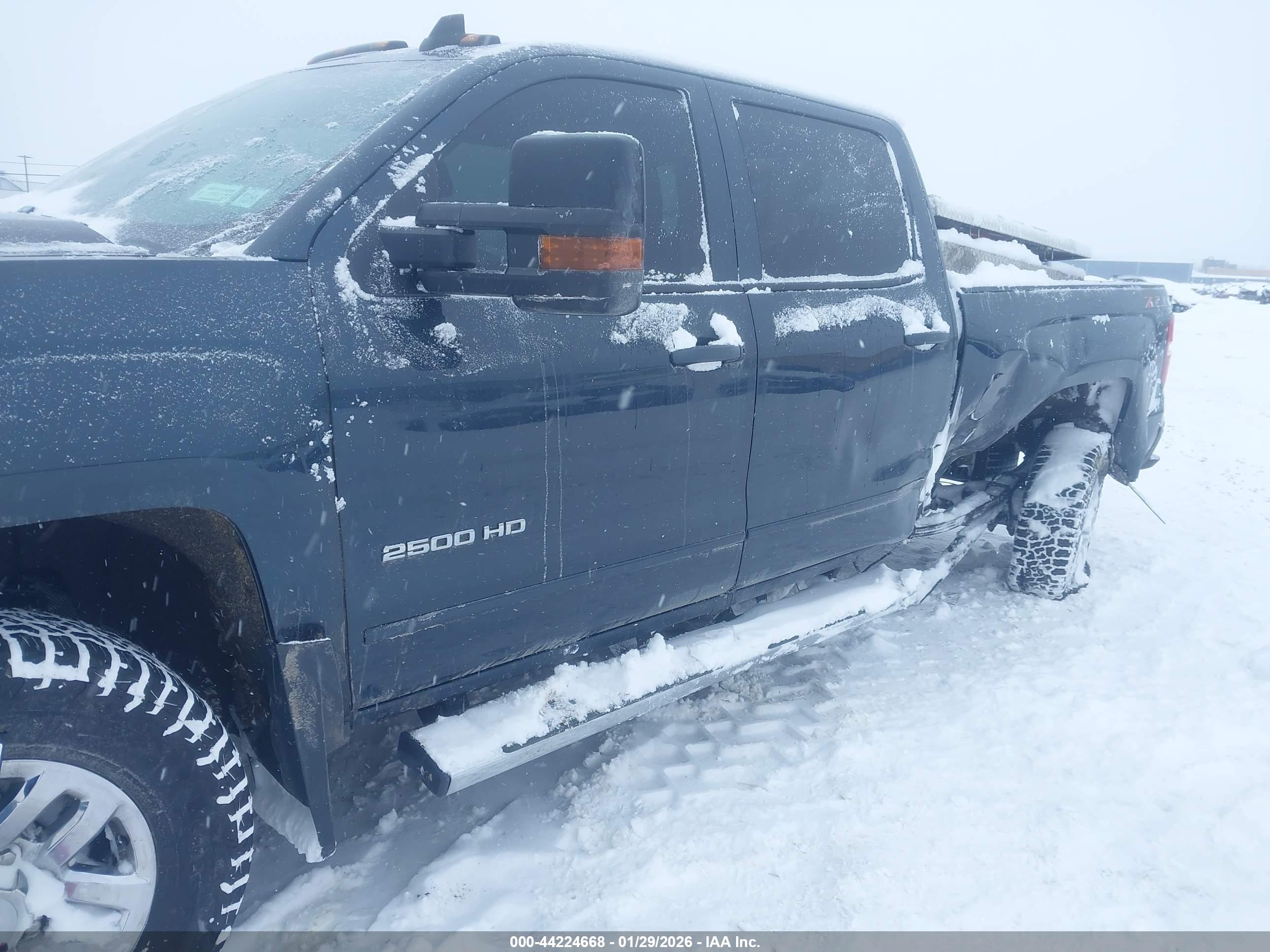 CHEVROLET SILVERADO image 6