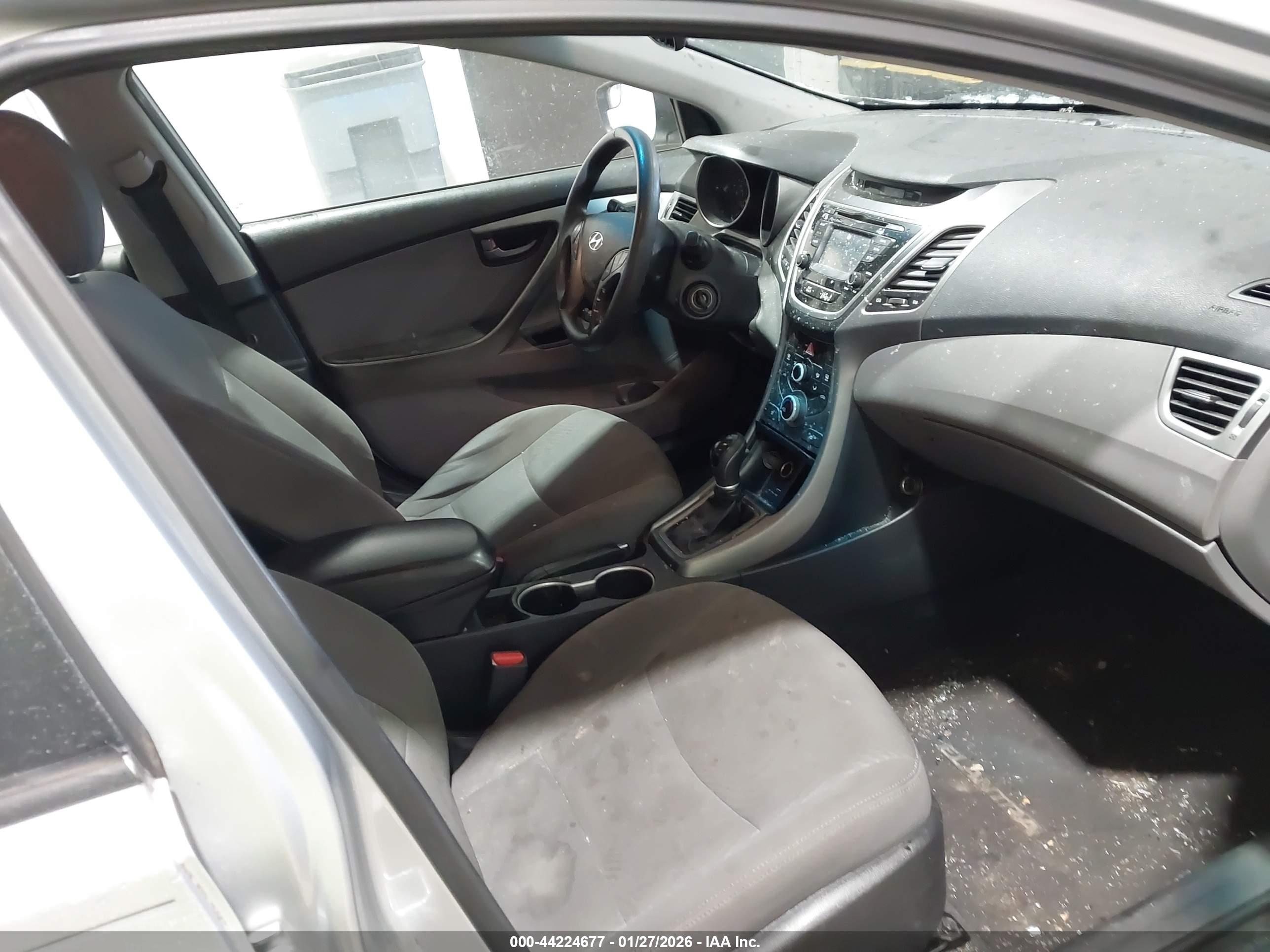 HYUNDAI ELANTRA image 5