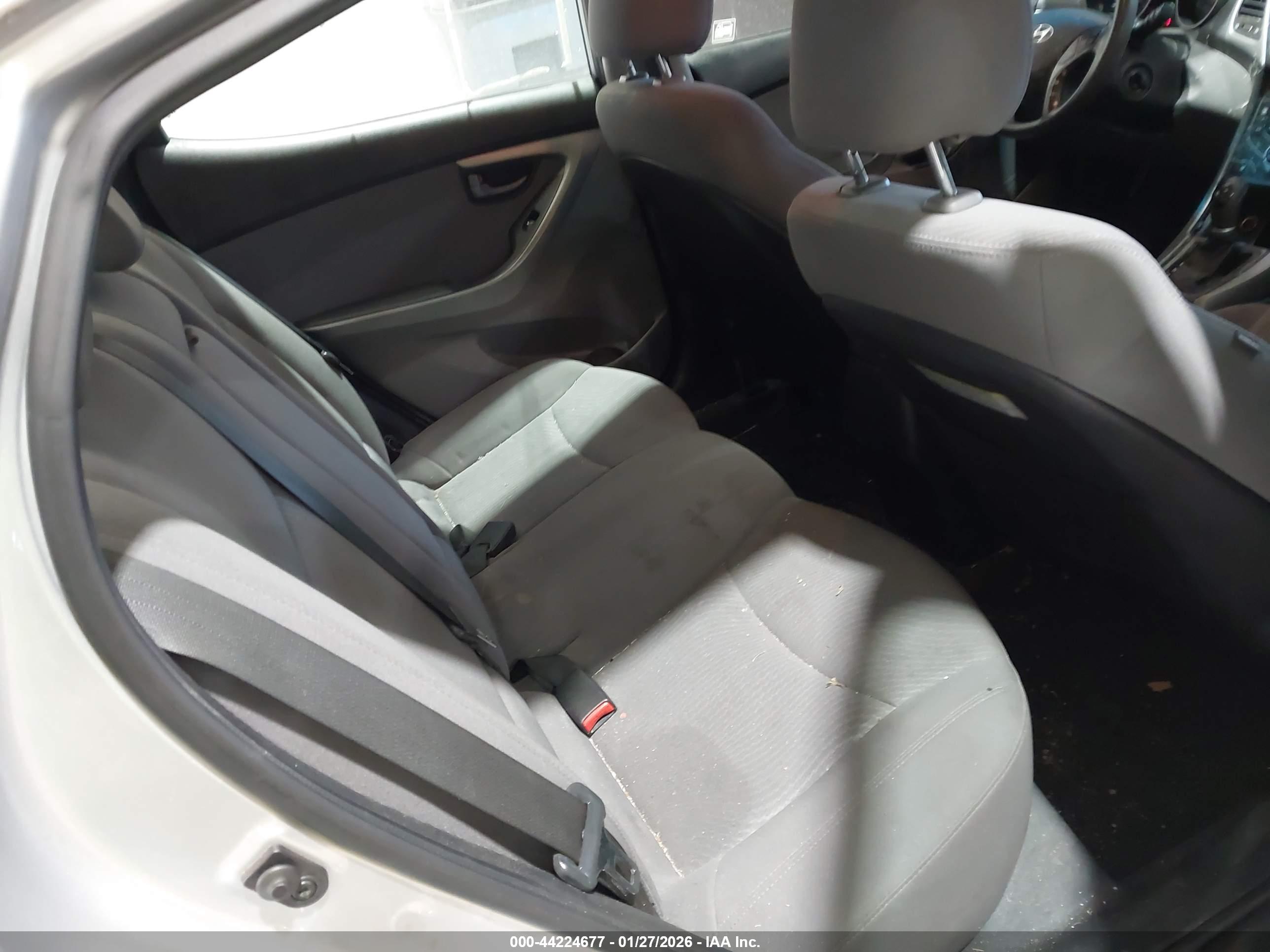 HYUNDAI ELANTRA image 8