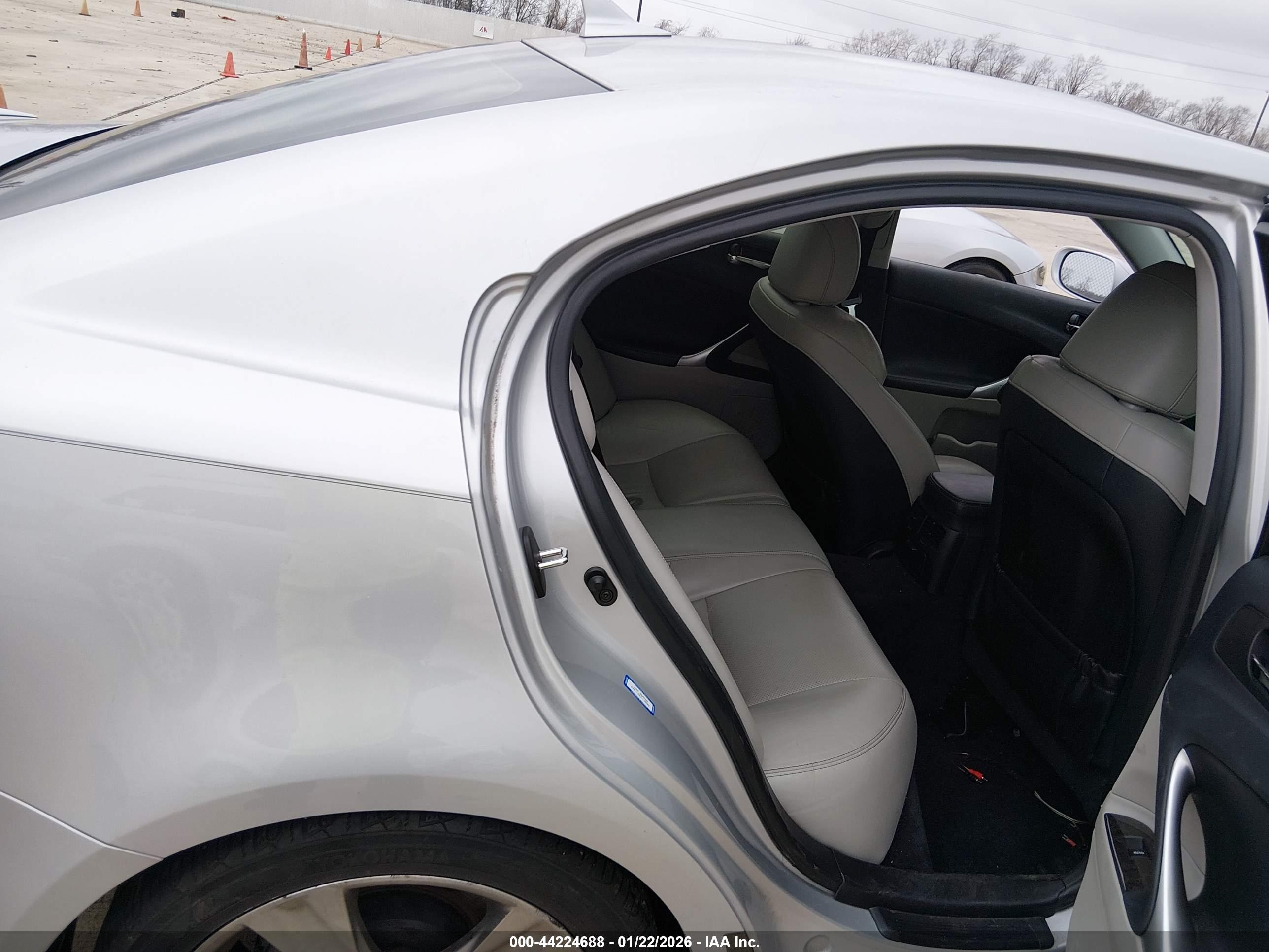 LEXUS IS image 8