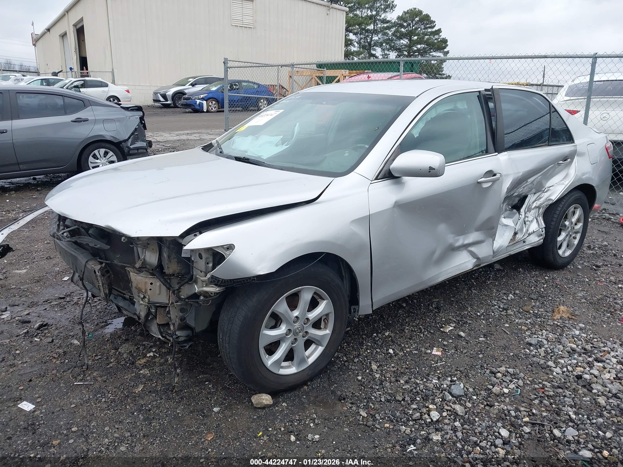 TOYOTA CAMRY image 2