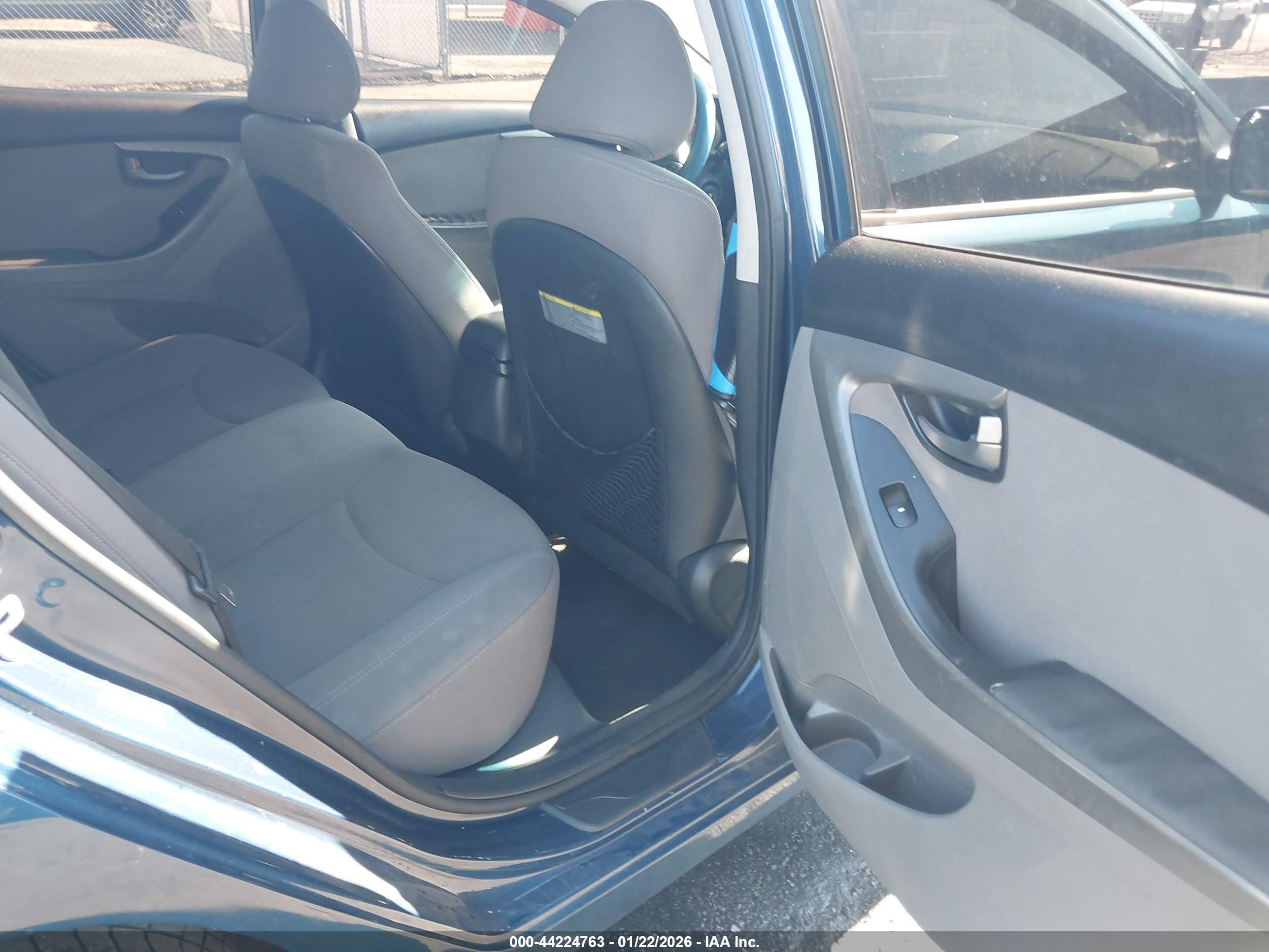 HYUNDAI ELANTRA image 8