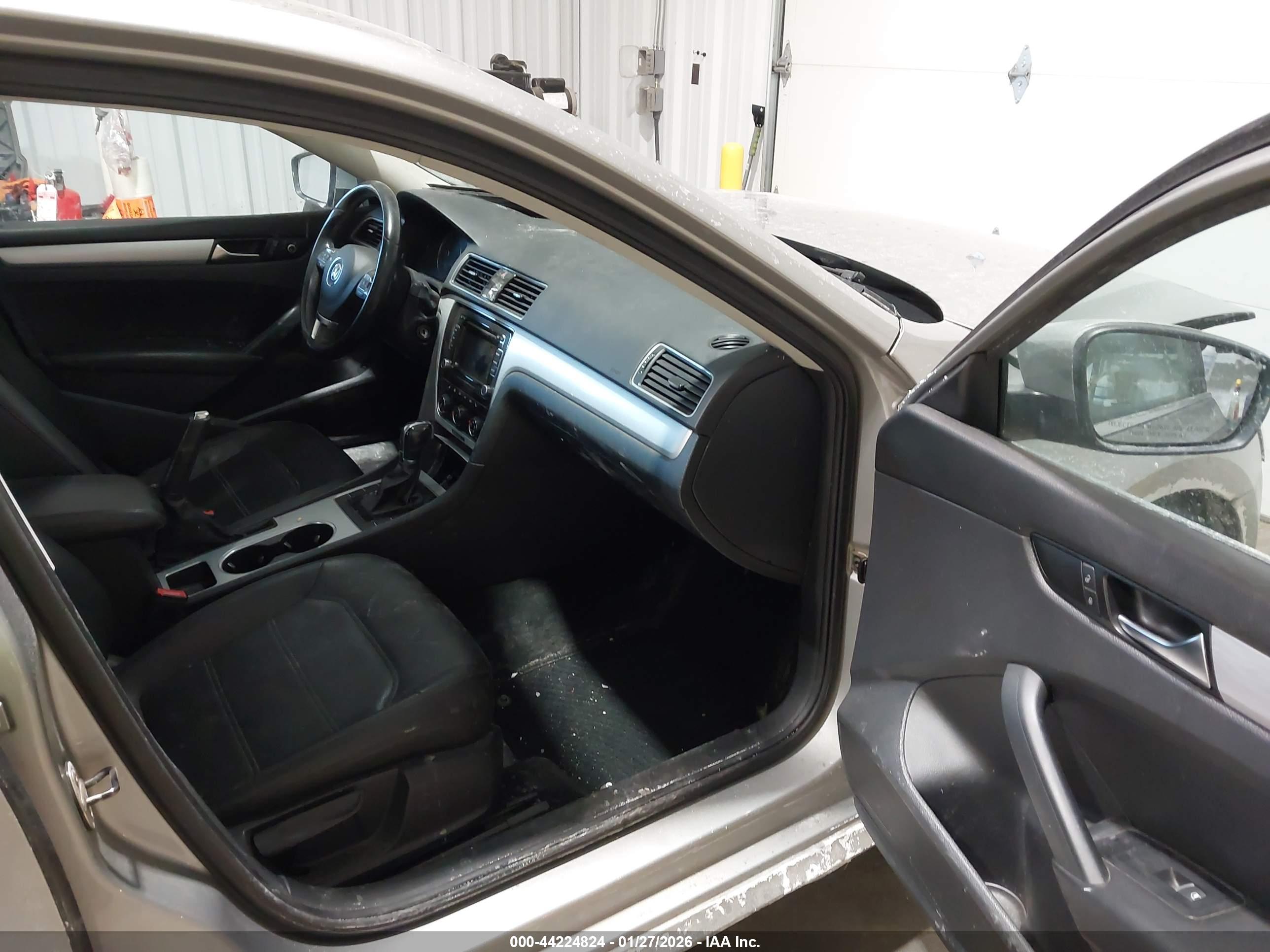 VOLKSWAGEN PASSAT image 5