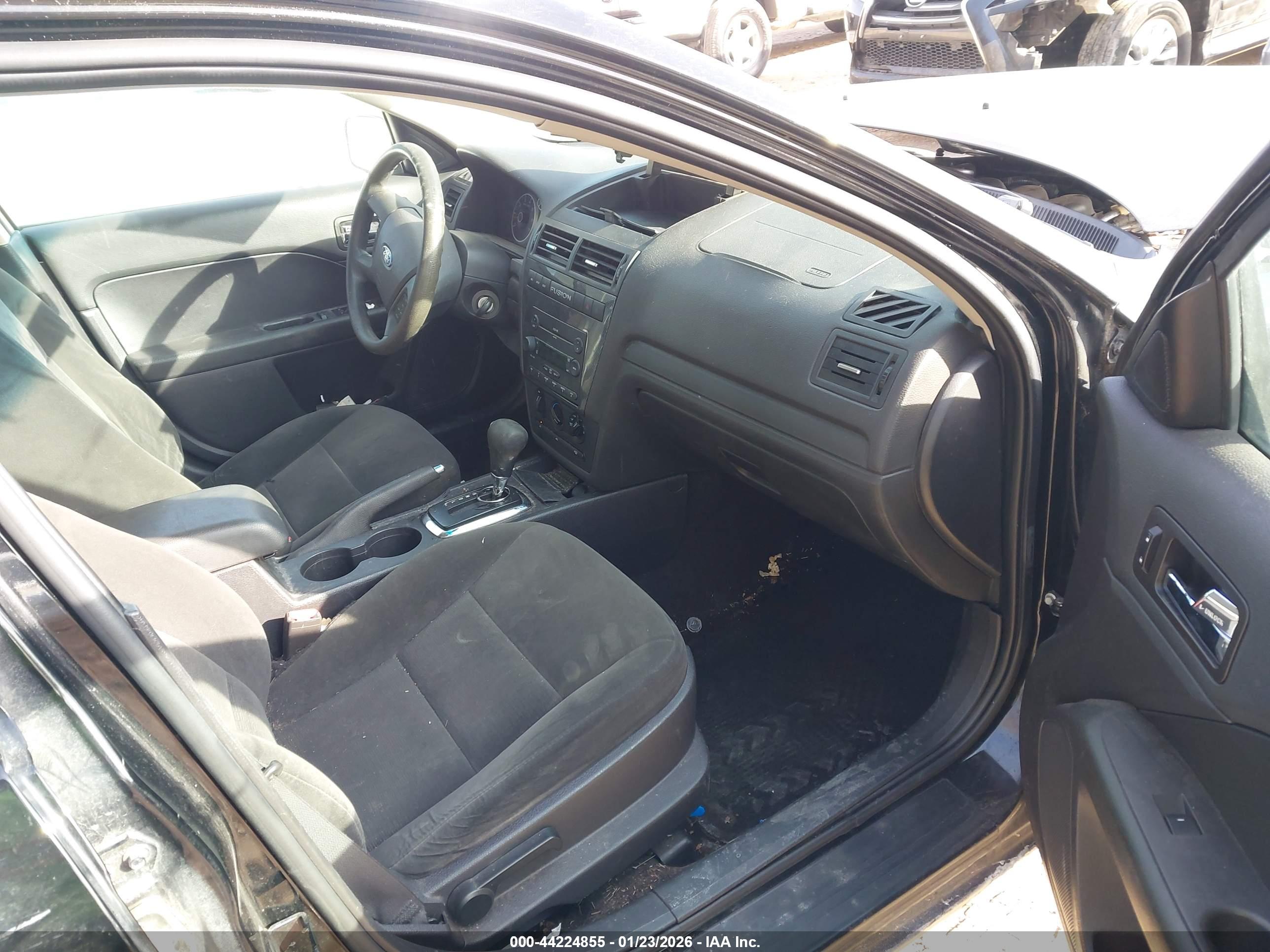 FORD FUSION image 5