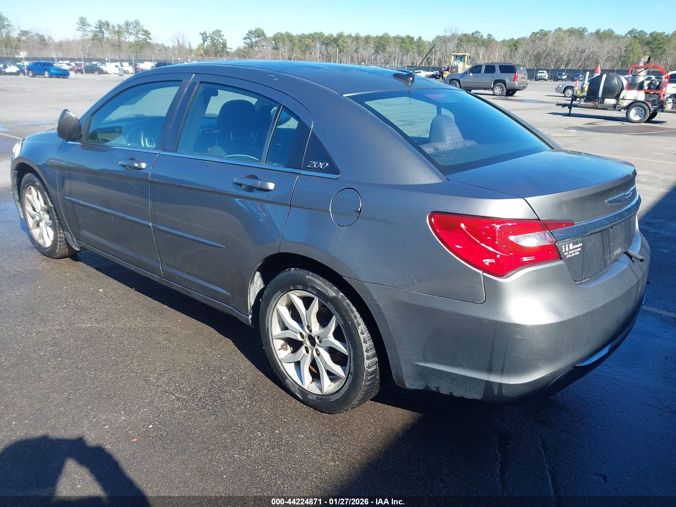 CHRYSLER 200 image 3