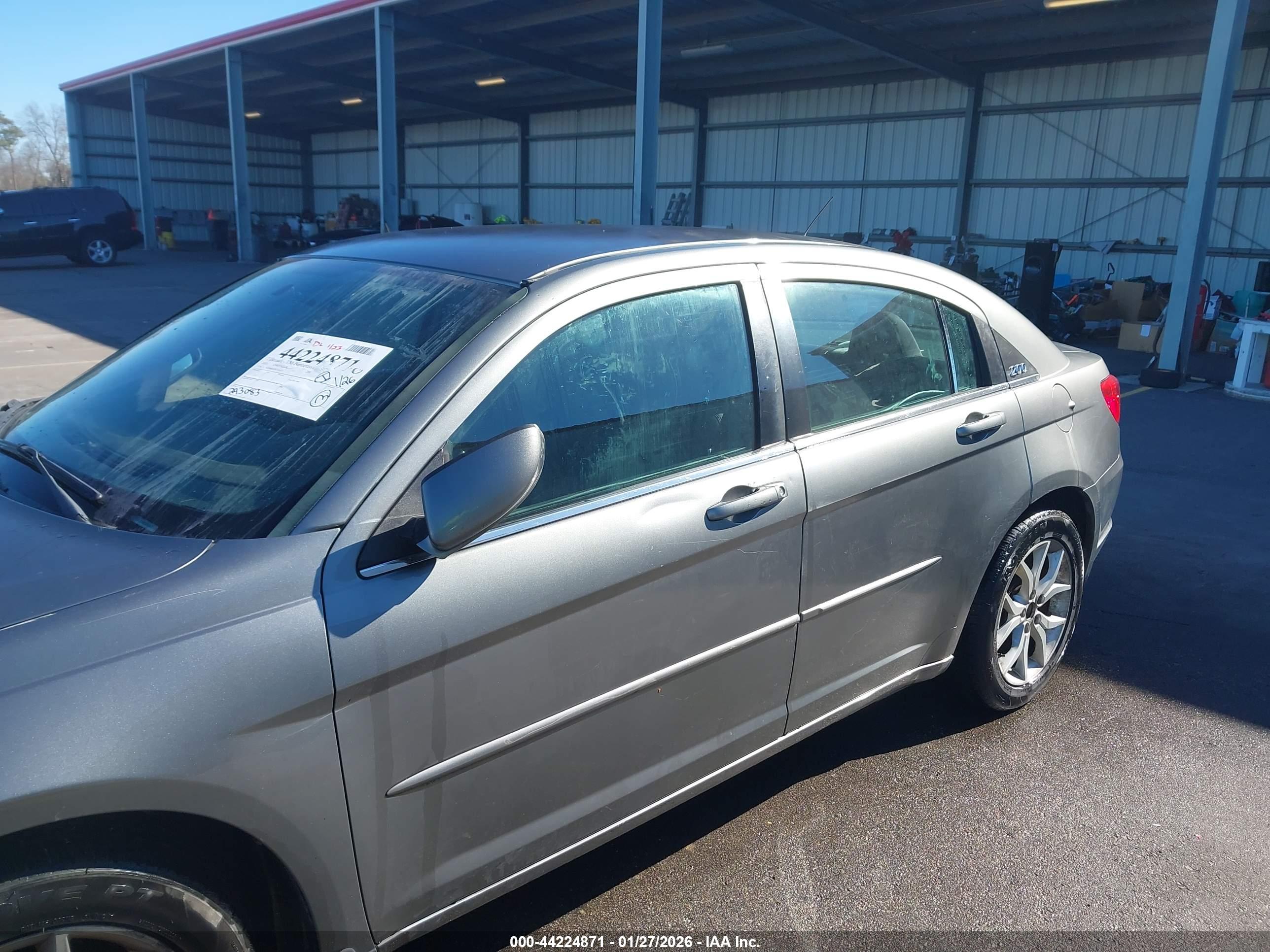 CHRYSLER 200 image 6