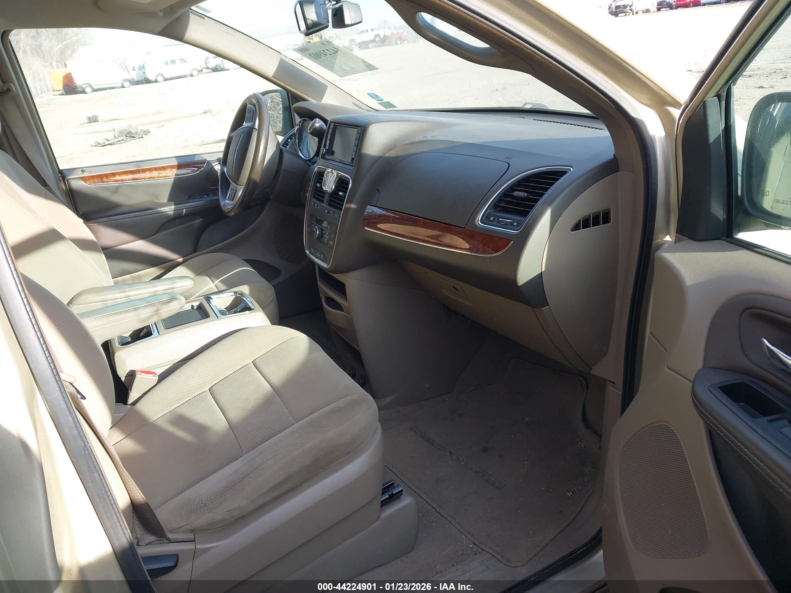 CHRYSLER TOWN image 5