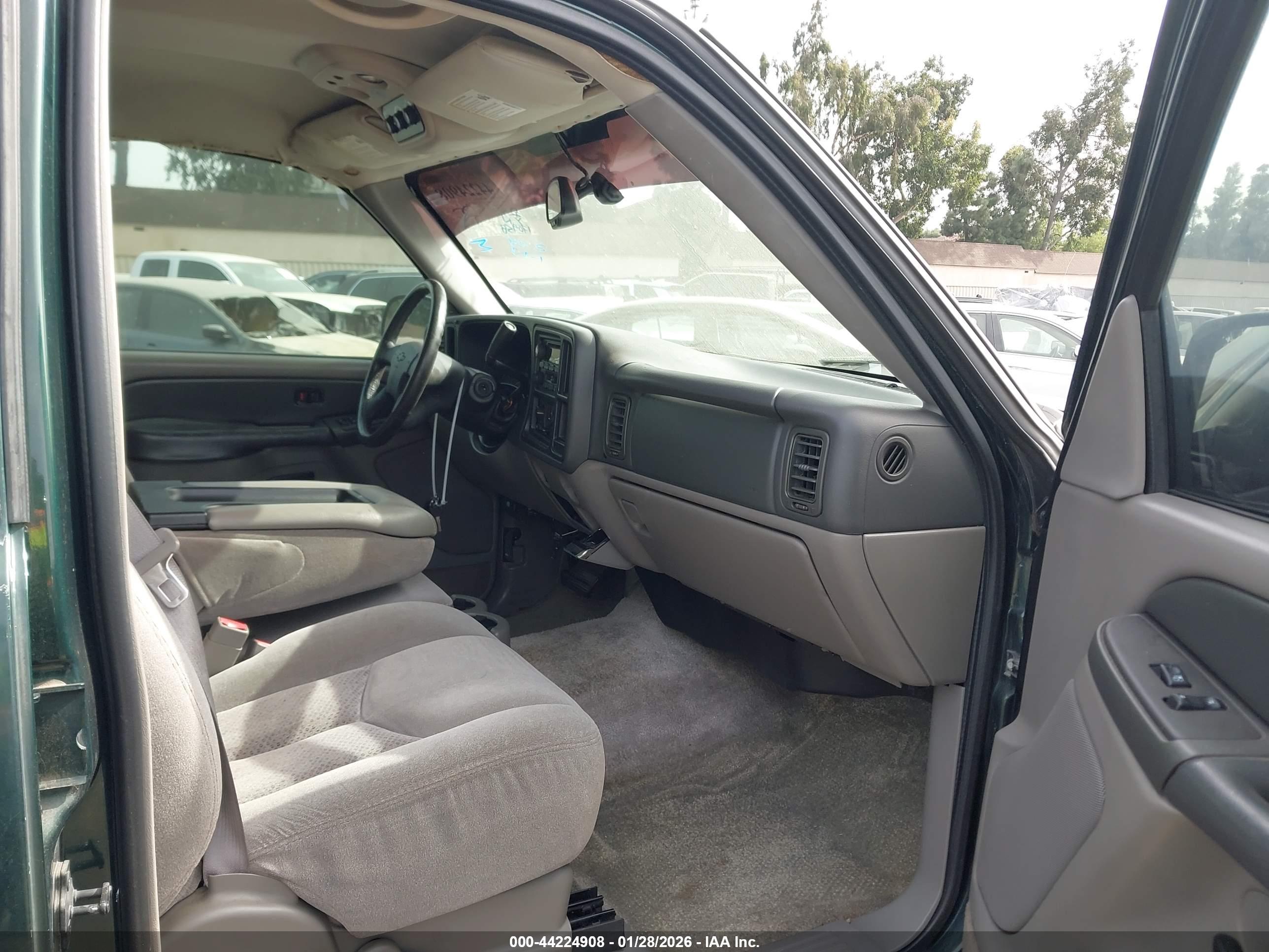 CHEVROLET SUBURBAN image 5
