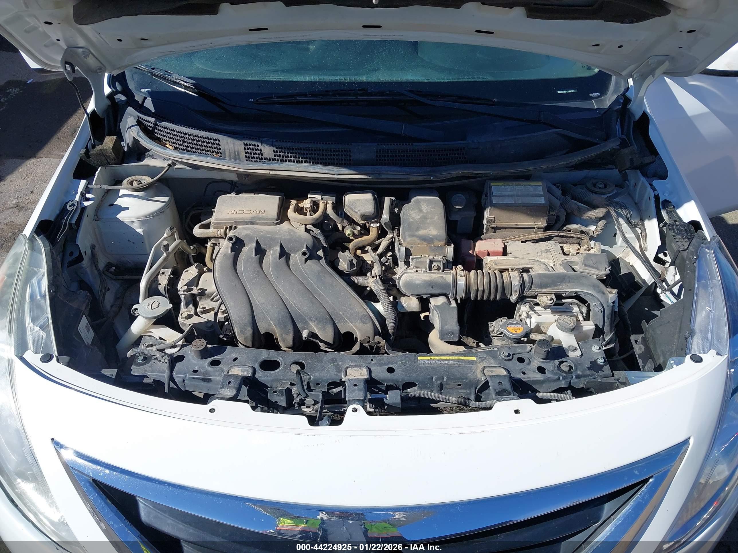 NISSAN VERSA image 10