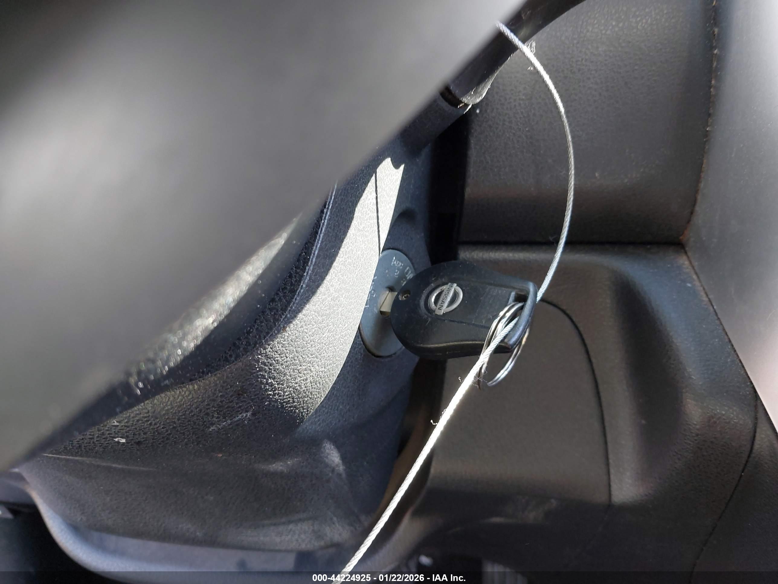 NISSAN VERSA image 11