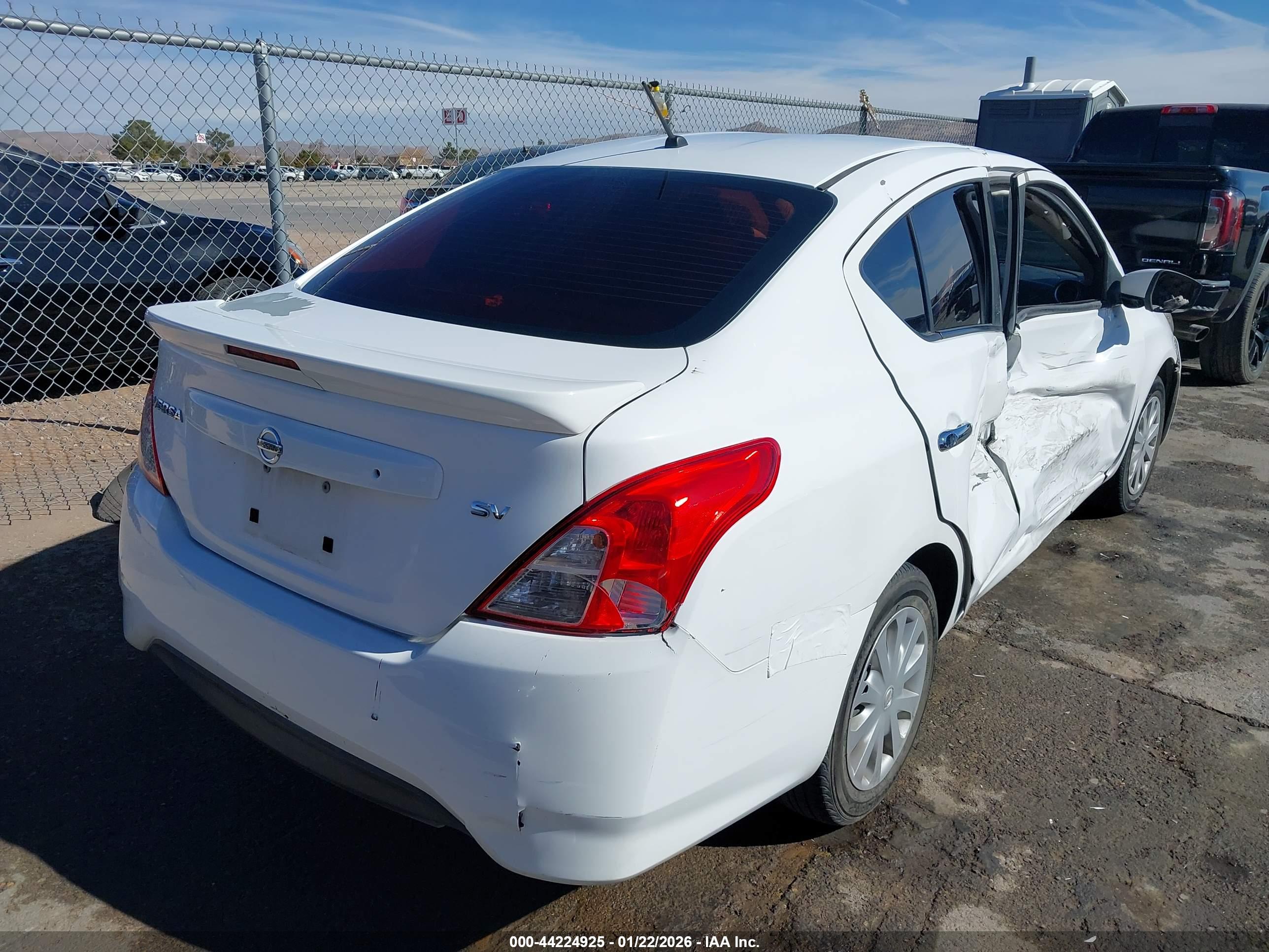 NISSAN VERSA image 4