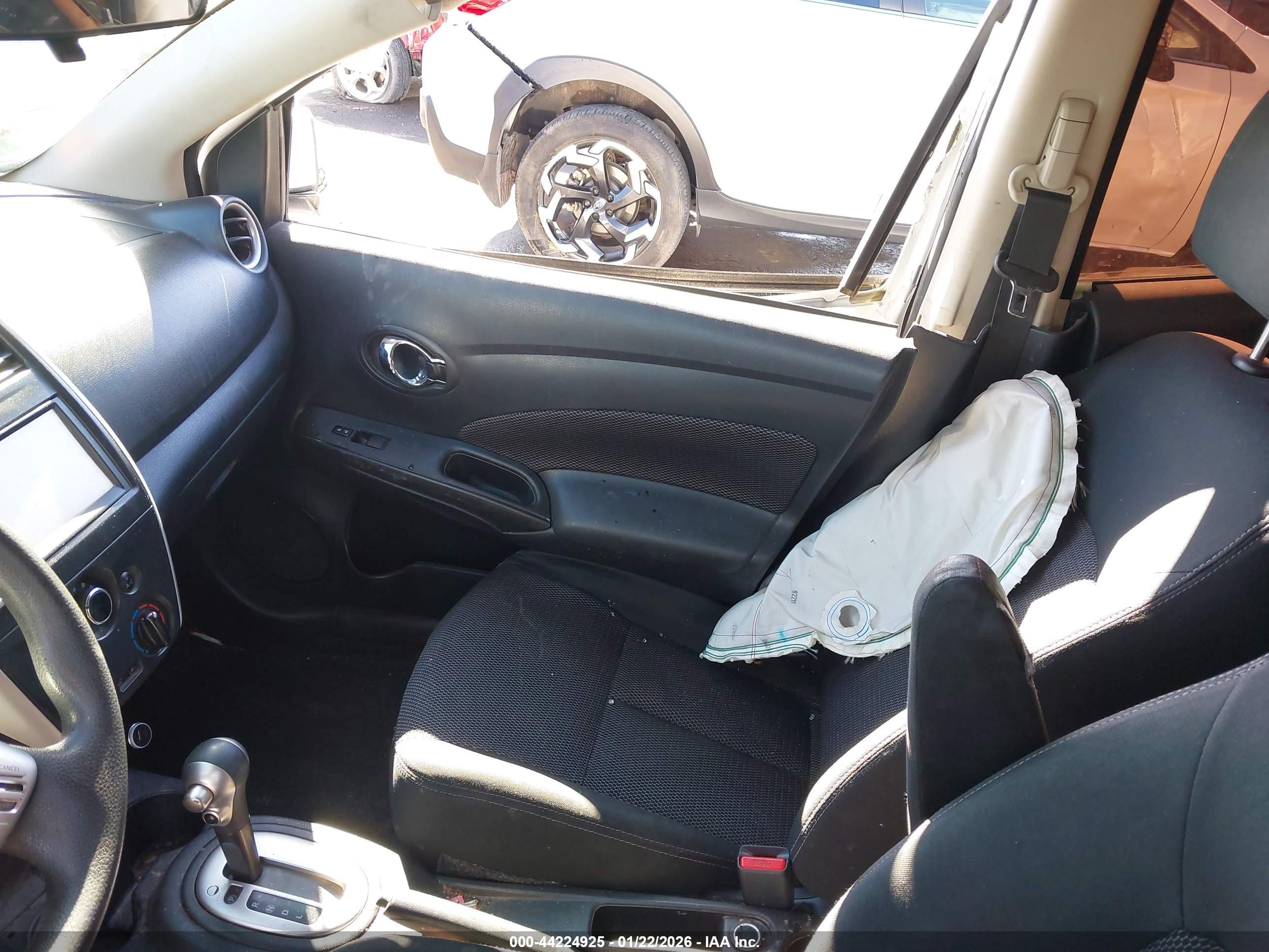 NISSAN VERSA image 5