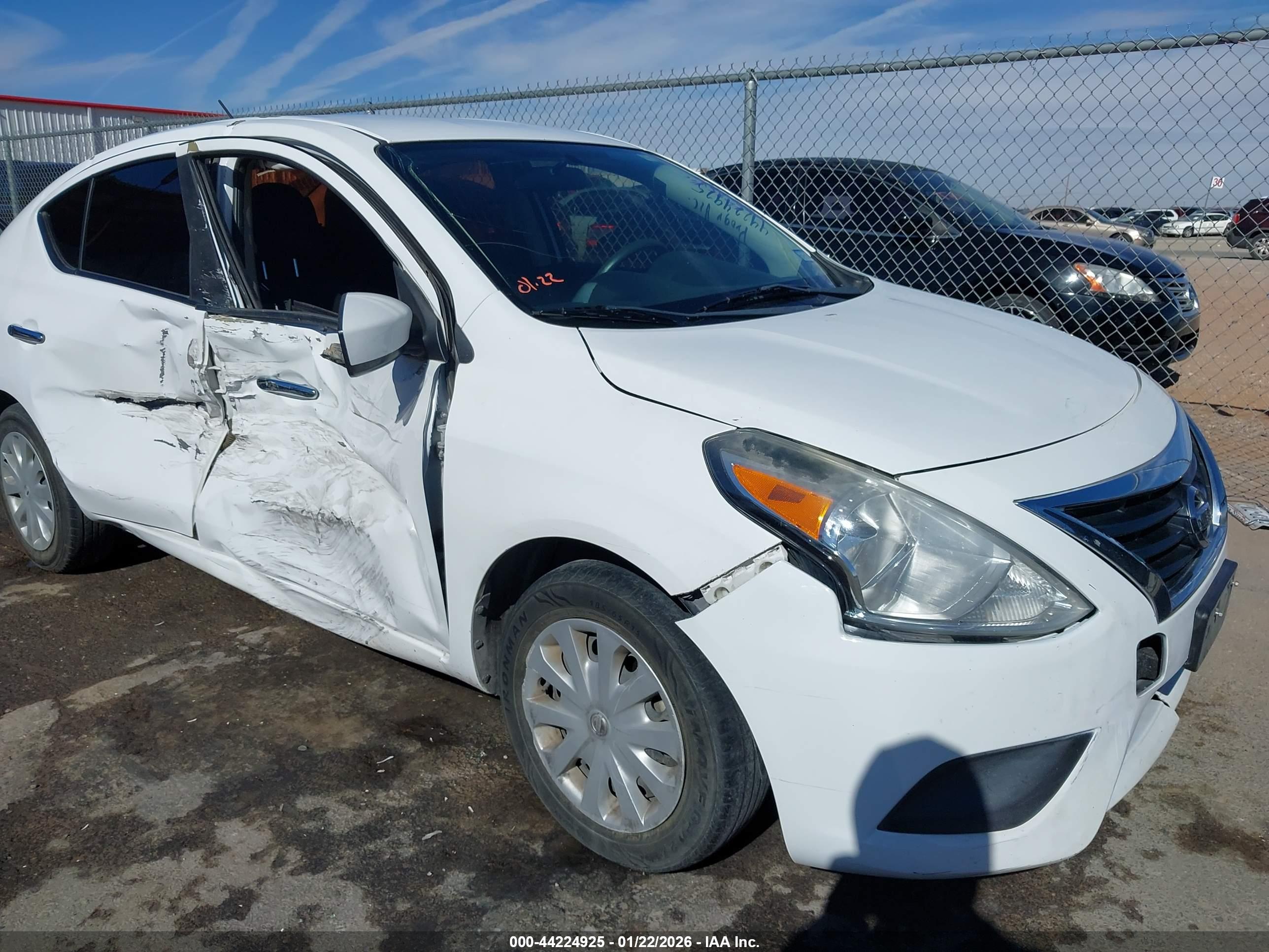 NISSAN VERSA image 6