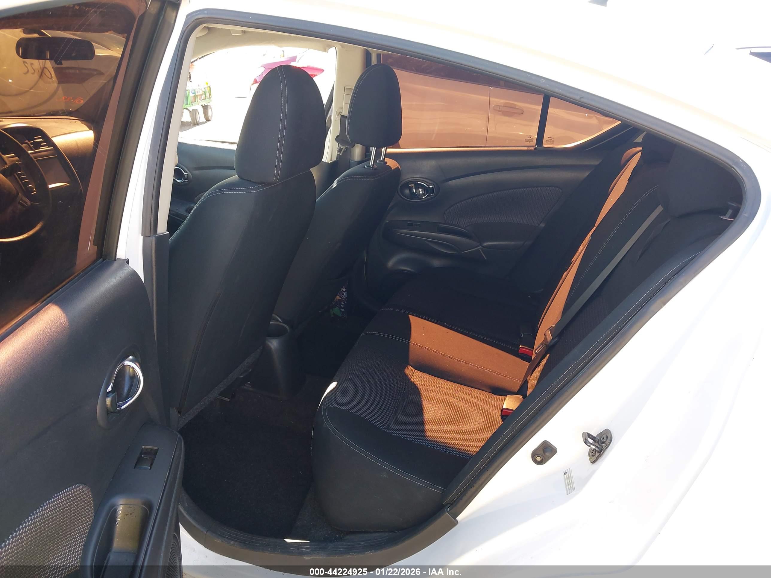 NISSAN VERSA image 8
