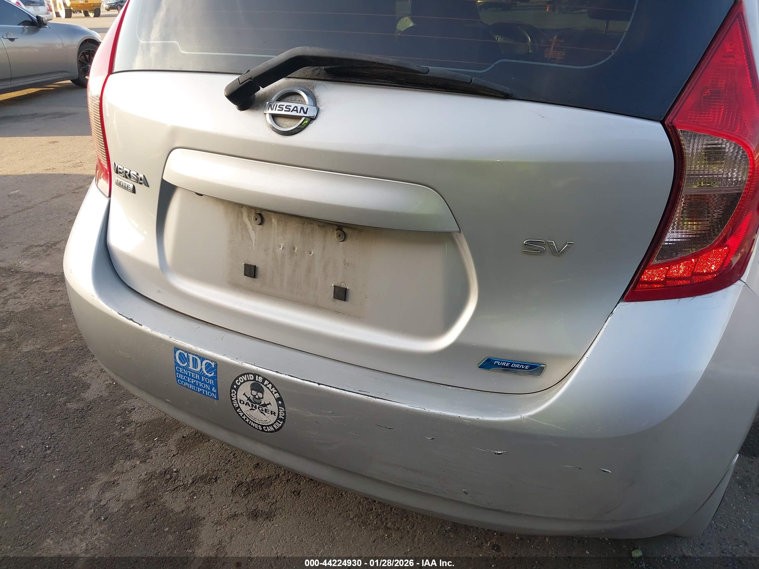 NISSAN VERSA image 6