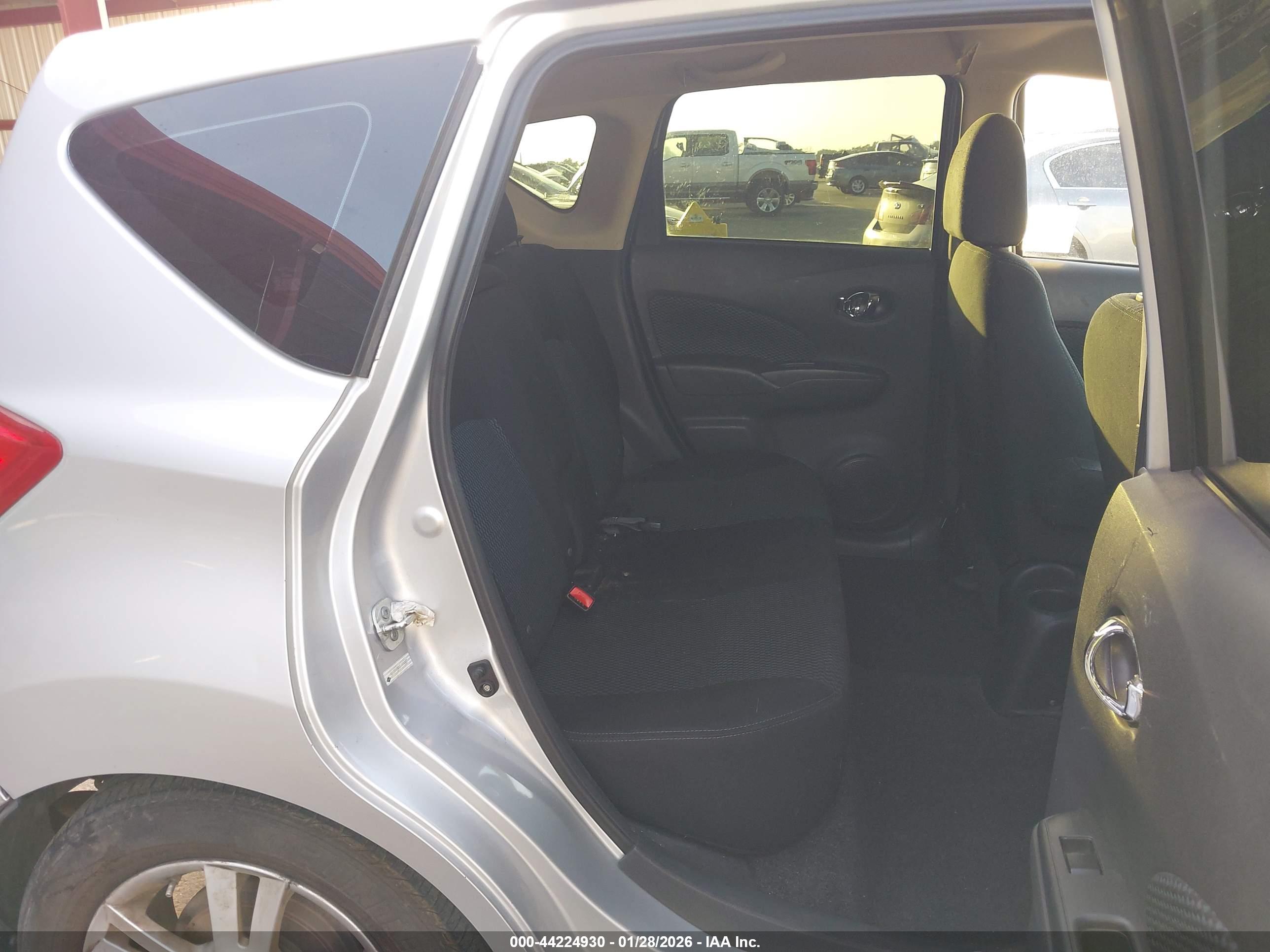 NISSAN VERSA image 8