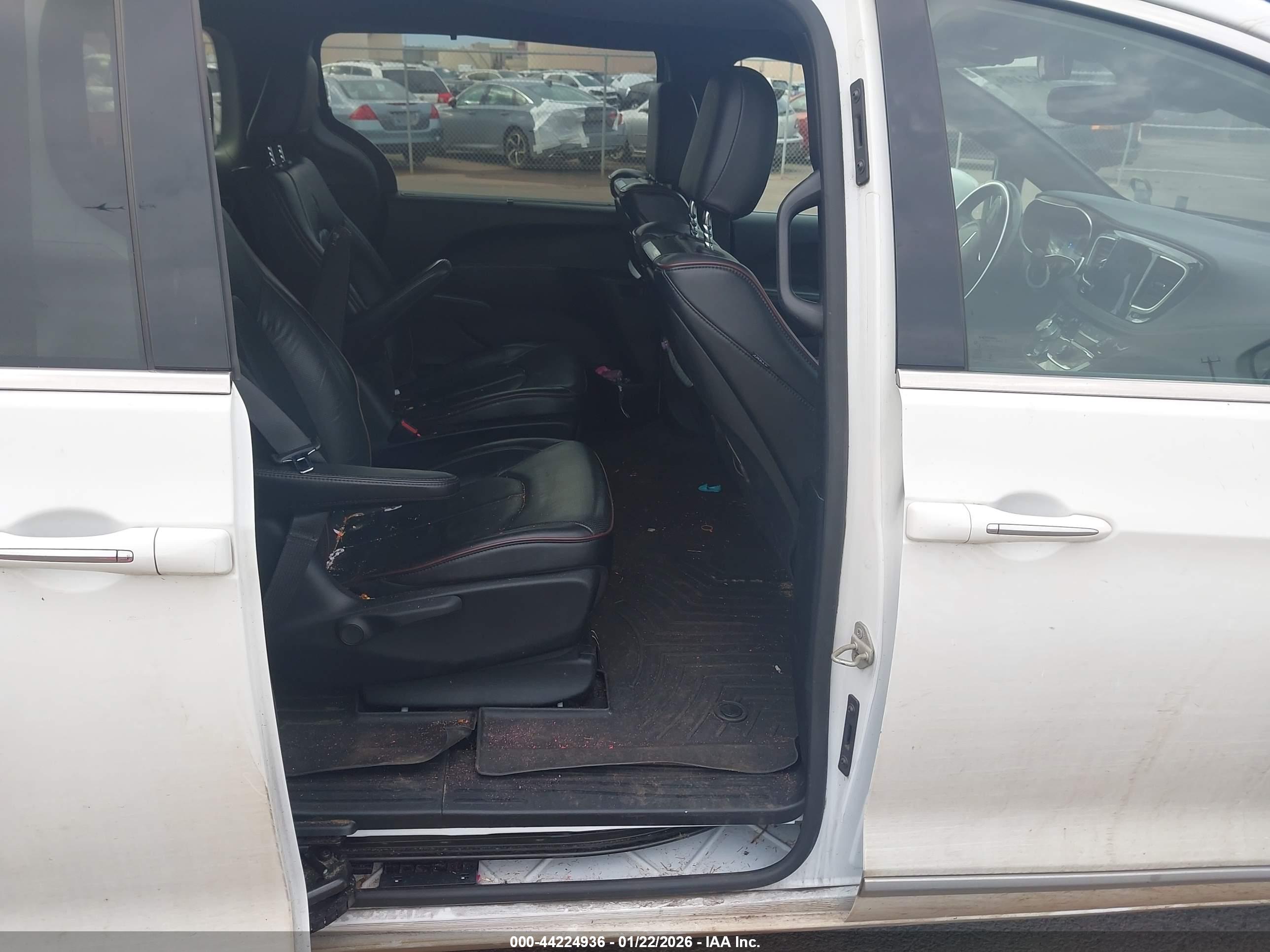 CHRYSLER PACIFICA image 8