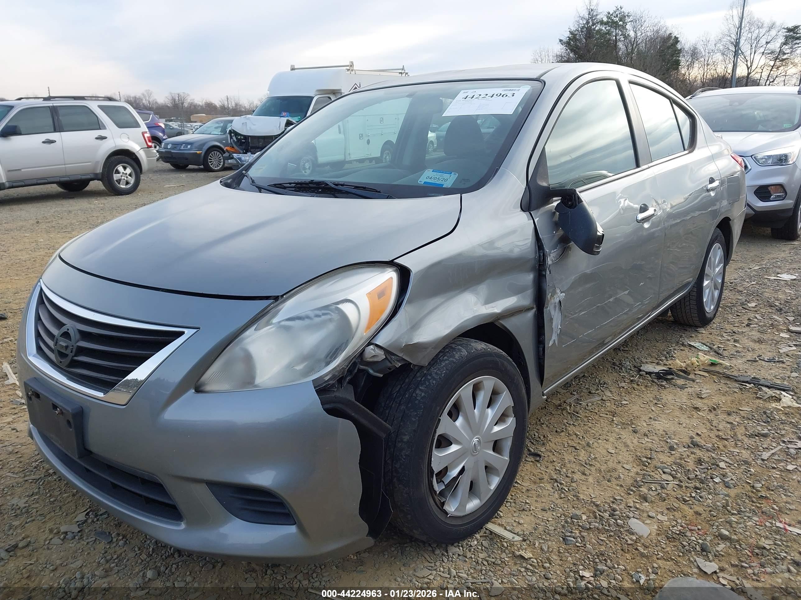 NISSAN VERSA image 2