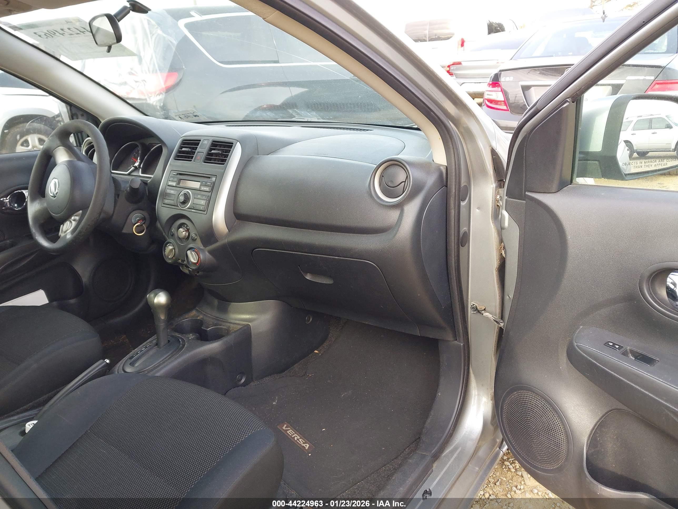 NISSAN VERSA image 5