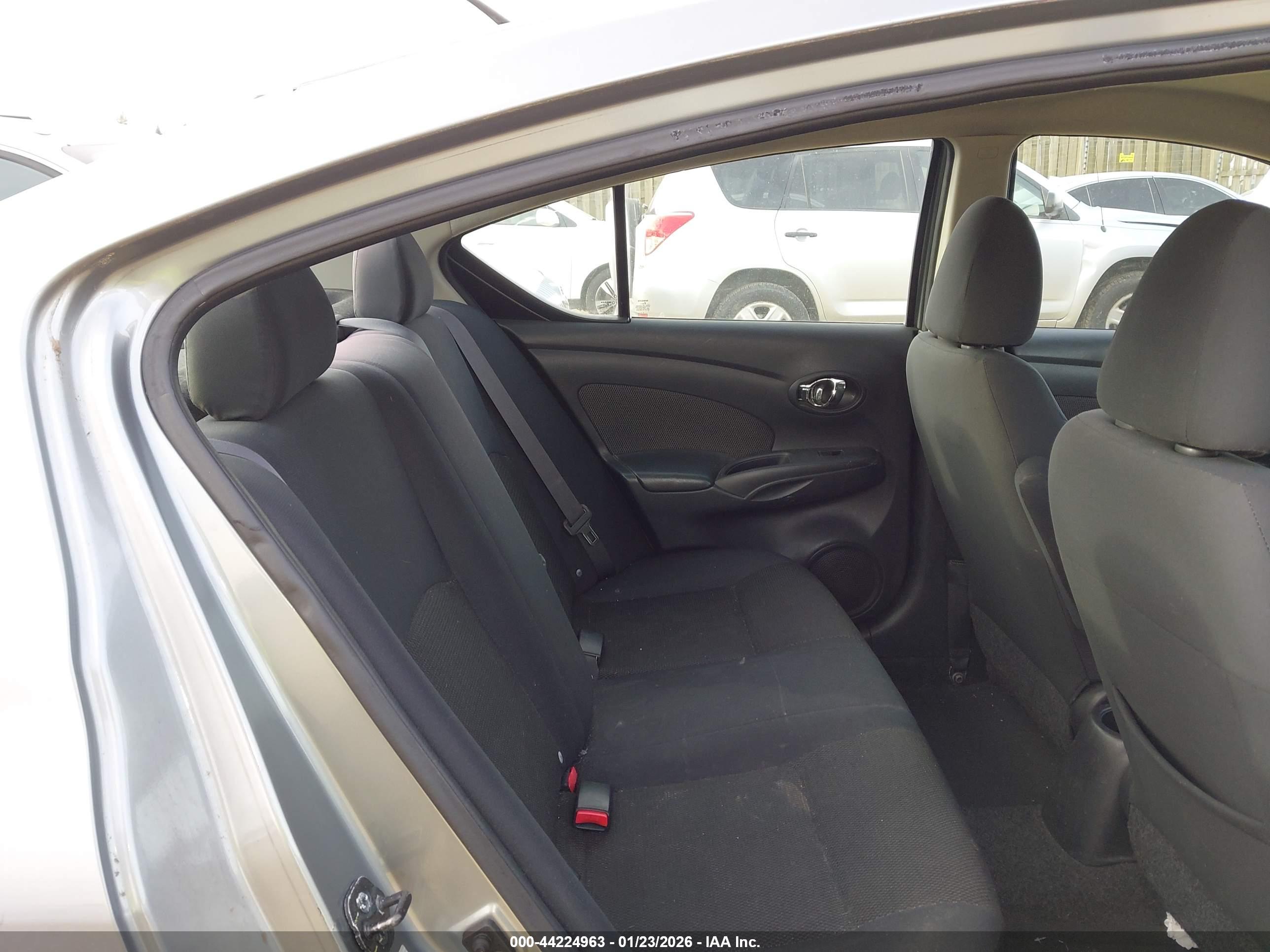 NISSAN VERSA image 8