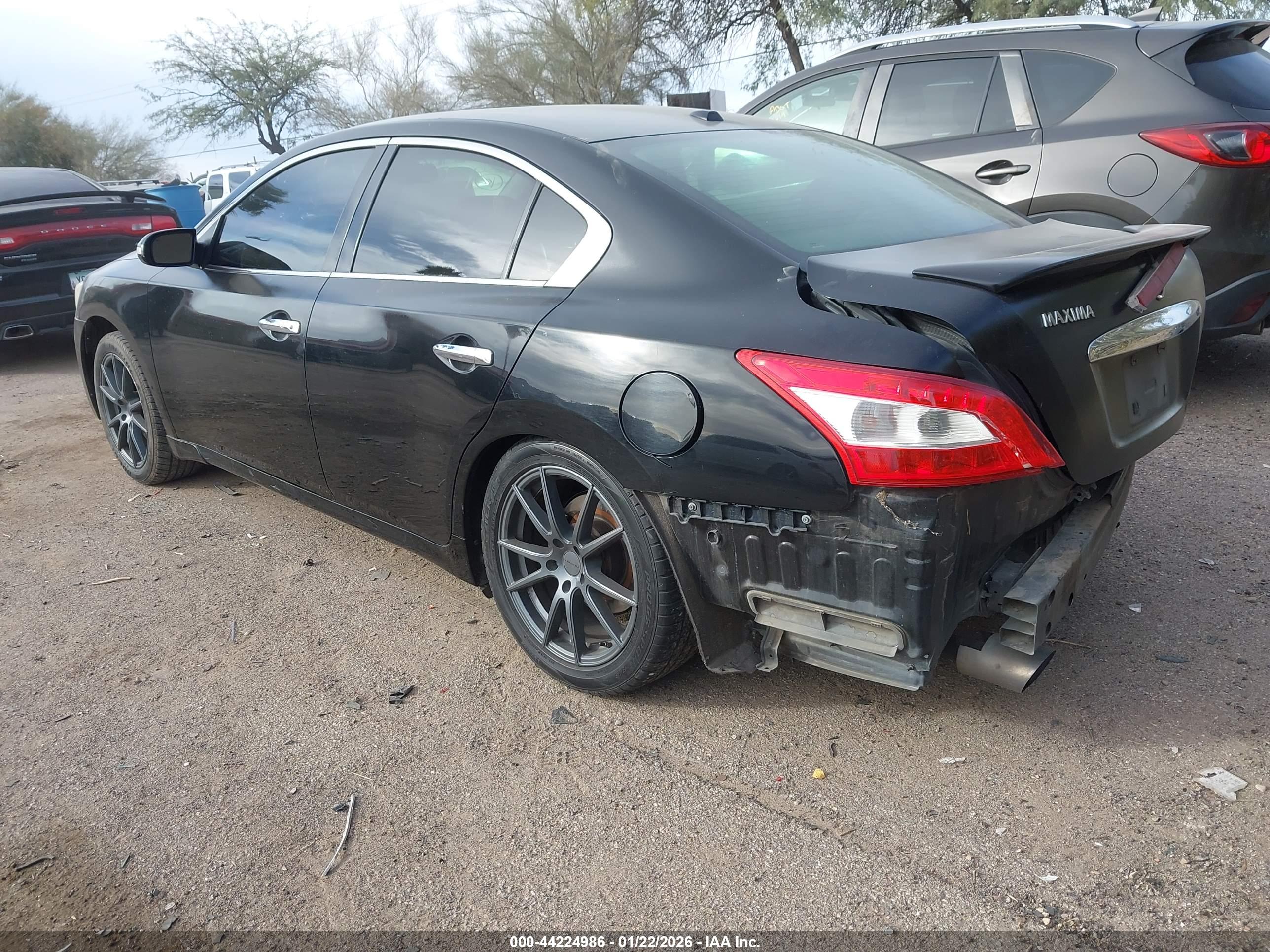 NISSAN MAXIMA image 3