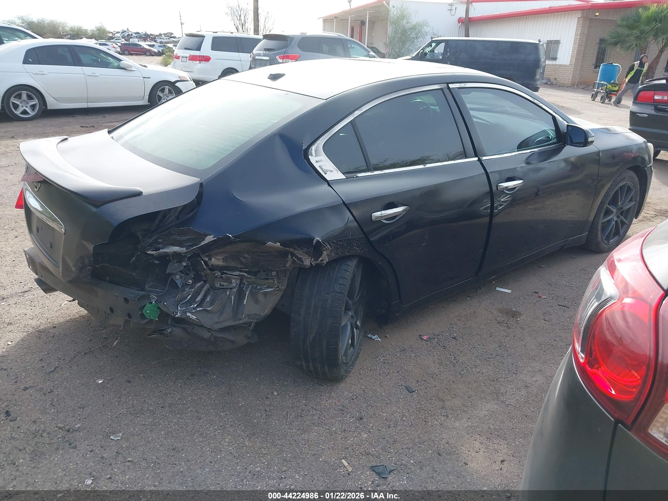 NISSAN MAXIMA image 4