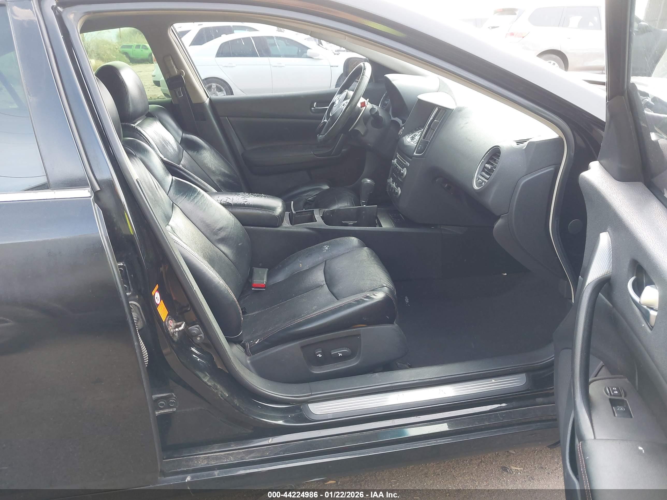 NISSAN MAXIMA image 5
