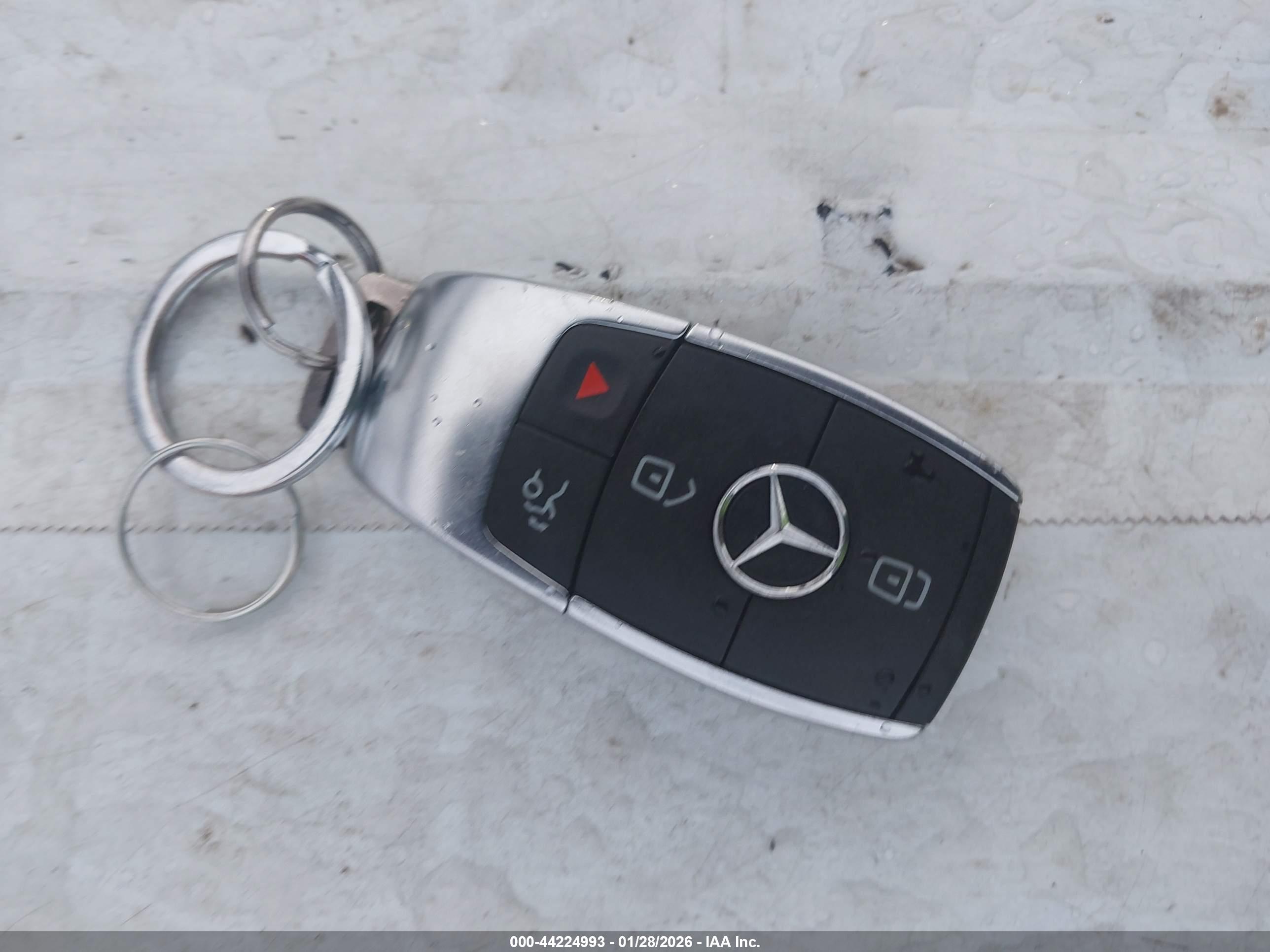 MERCEDES-BENZ GLB image 11